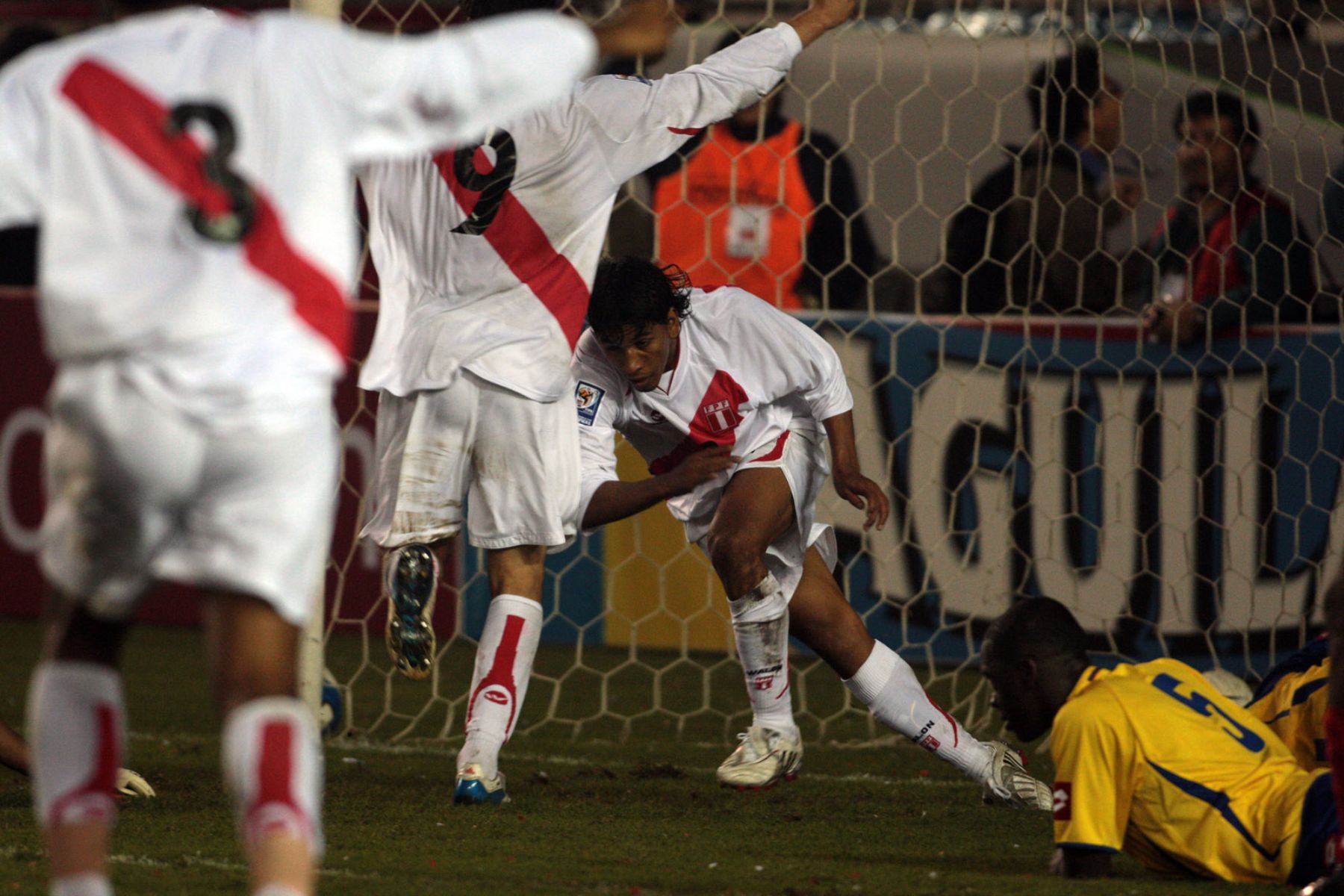 Juan Carlos Mariño de la selección peruana,celebra tras anotar el empate contra la selección colombiana en el partido que se juega en el estadio Monumental de Lima por las Eliminatorias Sudáfrica 2010.Foto:ANDINA/Juan Carlos Guzmàn Negrini.