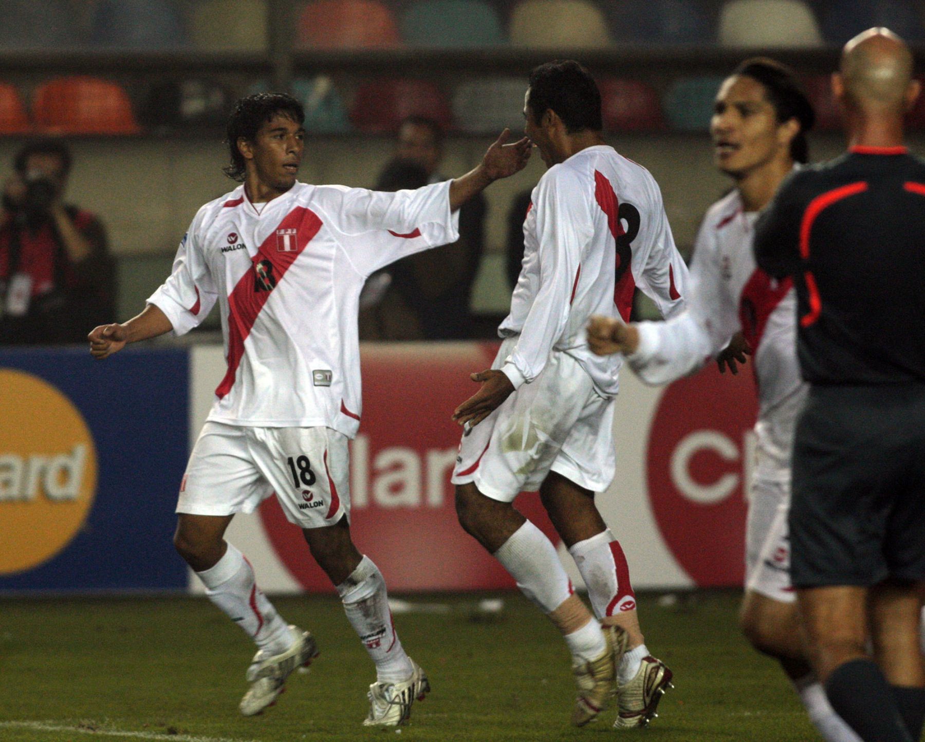 Juan Carlos Mariño de la selección peruana,celebra junto a su compañero Martin Hidalgo tras anotar el empate contra la selección colombiana en el partido que se juega en el estadio Monumental de Lima por las Eliminatorias Sudáfrica 2010.Foto:ANDINA/Juan Carlos Guzmàn Negrini.