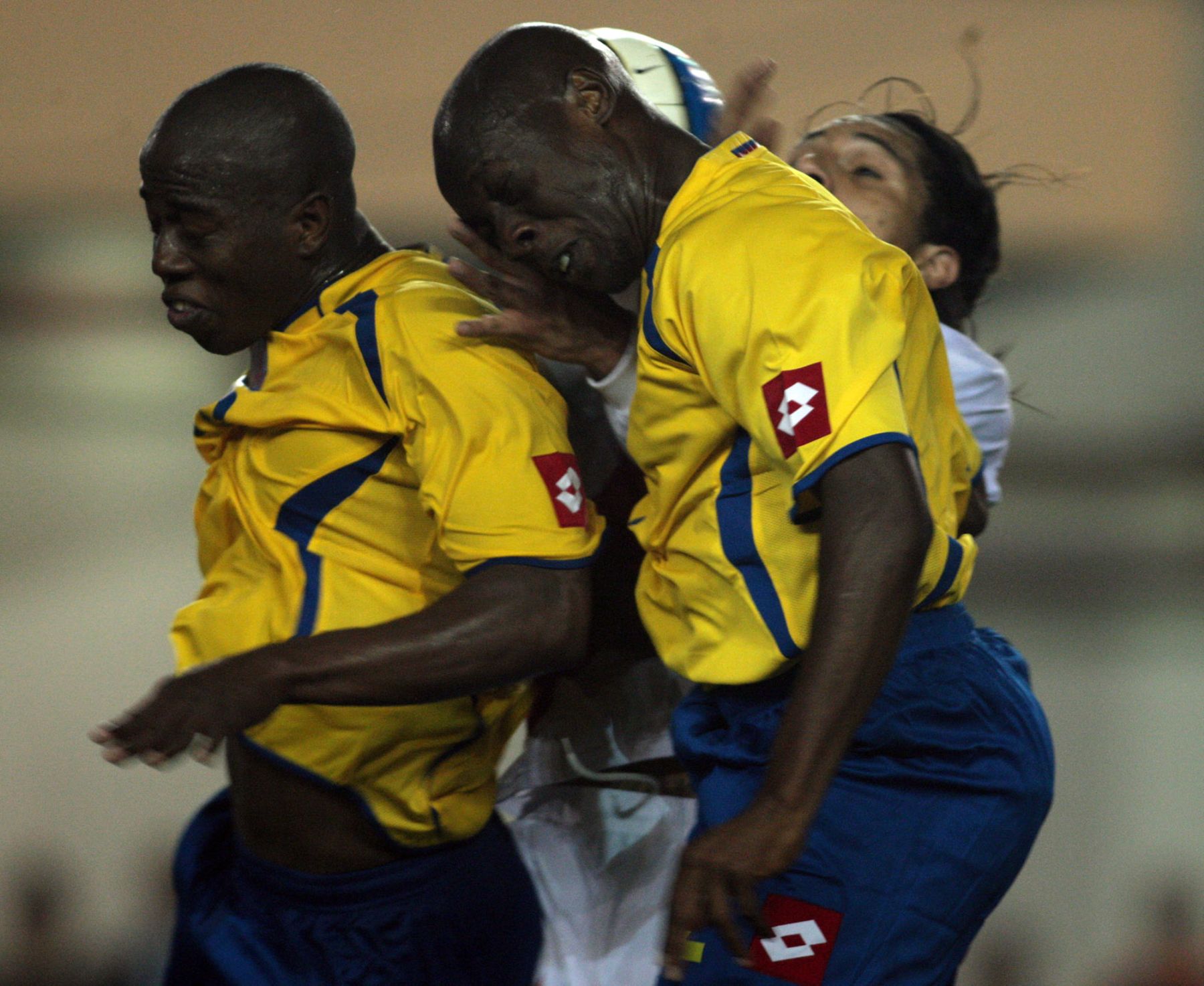 Paolo Guerrero de la selección peruana lucha por el balón  con dos jugadores colombianosen el partido que se disputó hoy en el estadio Monumental de Lima por las eliminatorias del Mundial de Sudáfrica 2010.Foto:ANDINA/Juan Carlos Guzmàn Negrini.