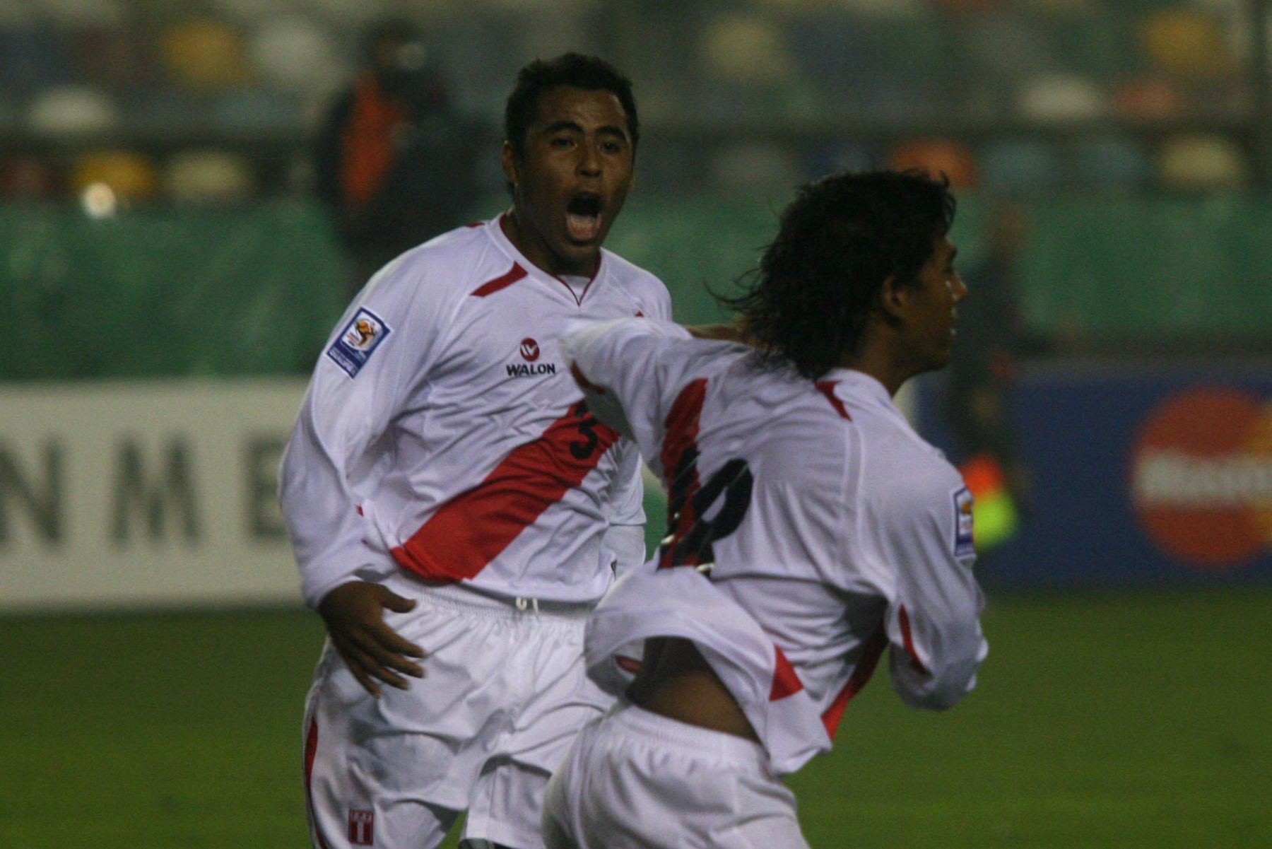 Juan Carlos Mariño de la selección peruana,celebra junto a su compañero Donny Neyra tras anotar el empate contra la selección colombiana en el partido que se juega en el estadio Monumental de Lima por las Eliminatorias Sudáfrica 2010. Foto:ANDINA / Alberto Orbegoso