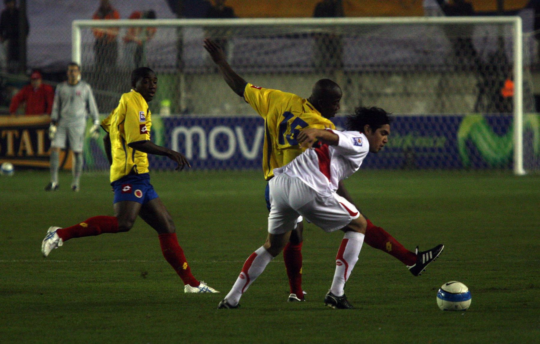 Juan Manuel Vargas de la selección peruana disputa el balón con un jugador colombiano en el partido que se disputó hoy en el estadio Monumental de Lima por las eliminatorias del Mundial de Sudáfrica 2010. Foto:ANDINA / Alberto Orbegoso