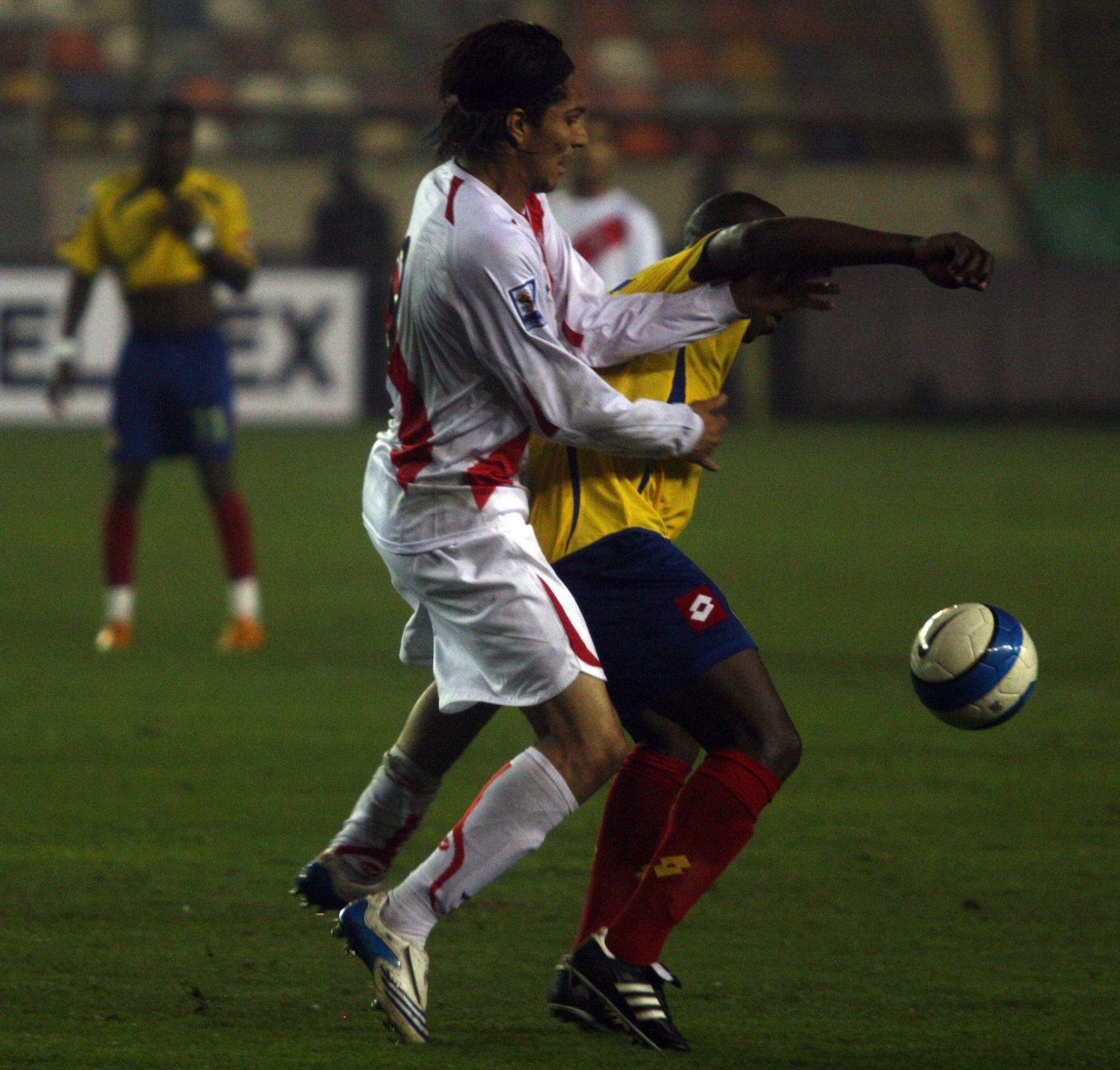 Paolo Guerrero de la selección peruana lucha por el balón con un  jugador colombiano en el partido que se disputó hoy en el estadio Monumental de Lima por las eliminatorias del Mundial de sudáfrica 2010. Foto:ANDINA / Alberto Orbegoso