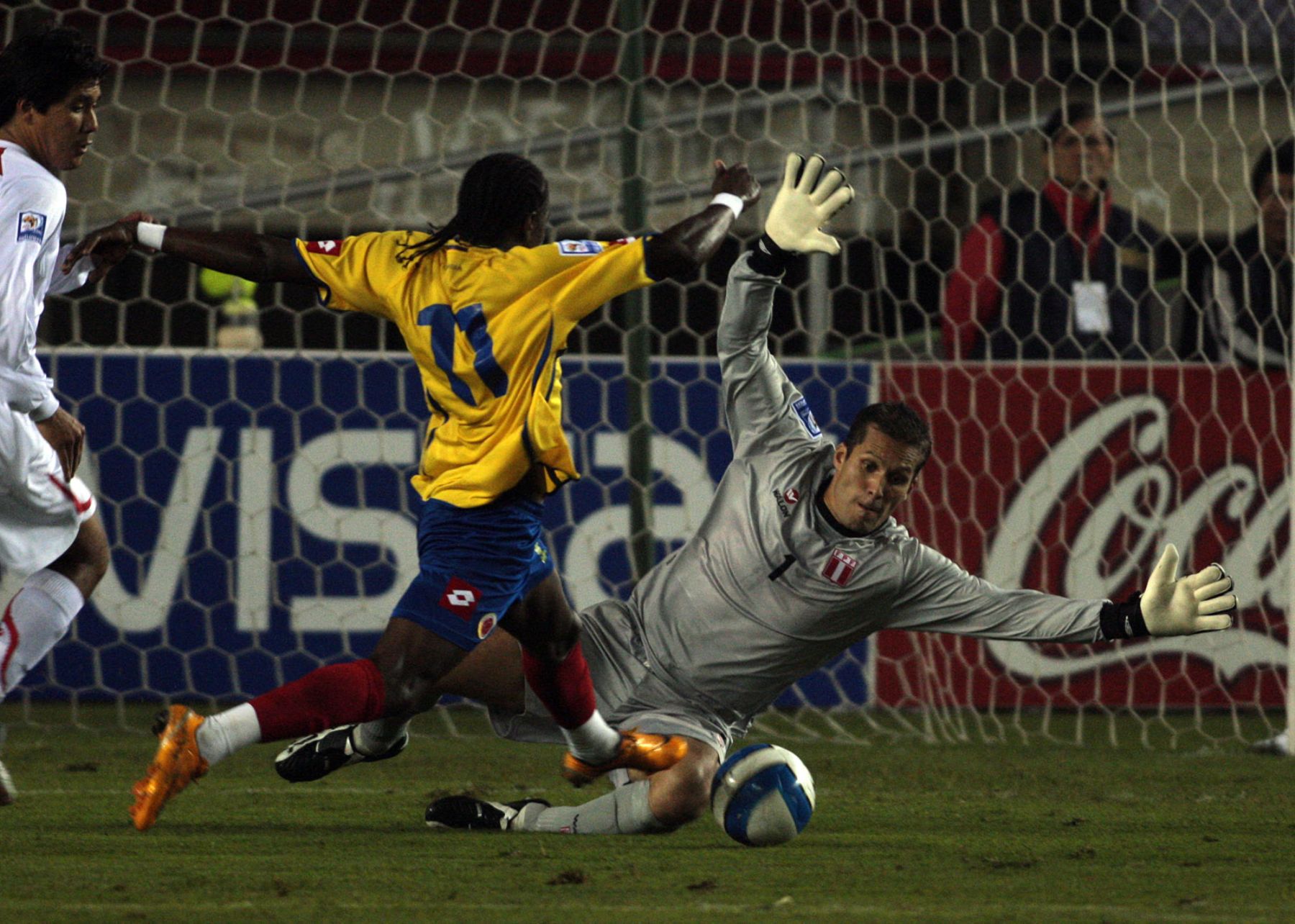 Leao Butrón arquero de la selección peruana desvia el balón a un jugador colombiano en el partido que se disputó hoy en el estadio Monumental de Lima por las eliminatorias del Mundial de Sudáfrica 2010 .Foto:ANDINA/Juan Carlos Guzmàn Negrini.