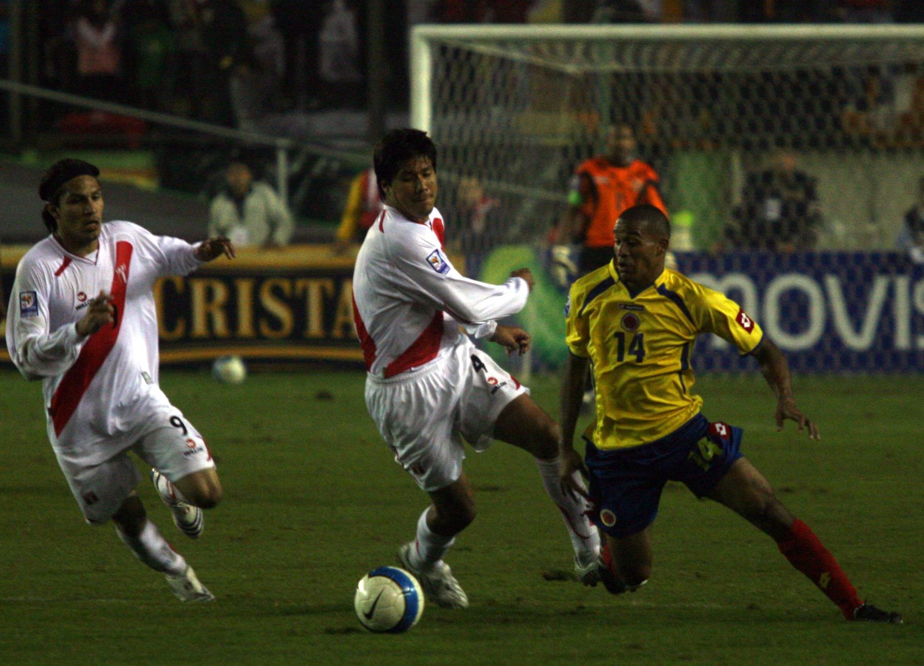 Walter Vilchez de la selección peruana lucha por el balón con un jugador colombiano en el partido que se disputó hoy en el estadio Monumental de Lima por las eliminatorias del Mundial de Sudáfrica 2010. Foto:ANDINA / Alberto Orbegoso