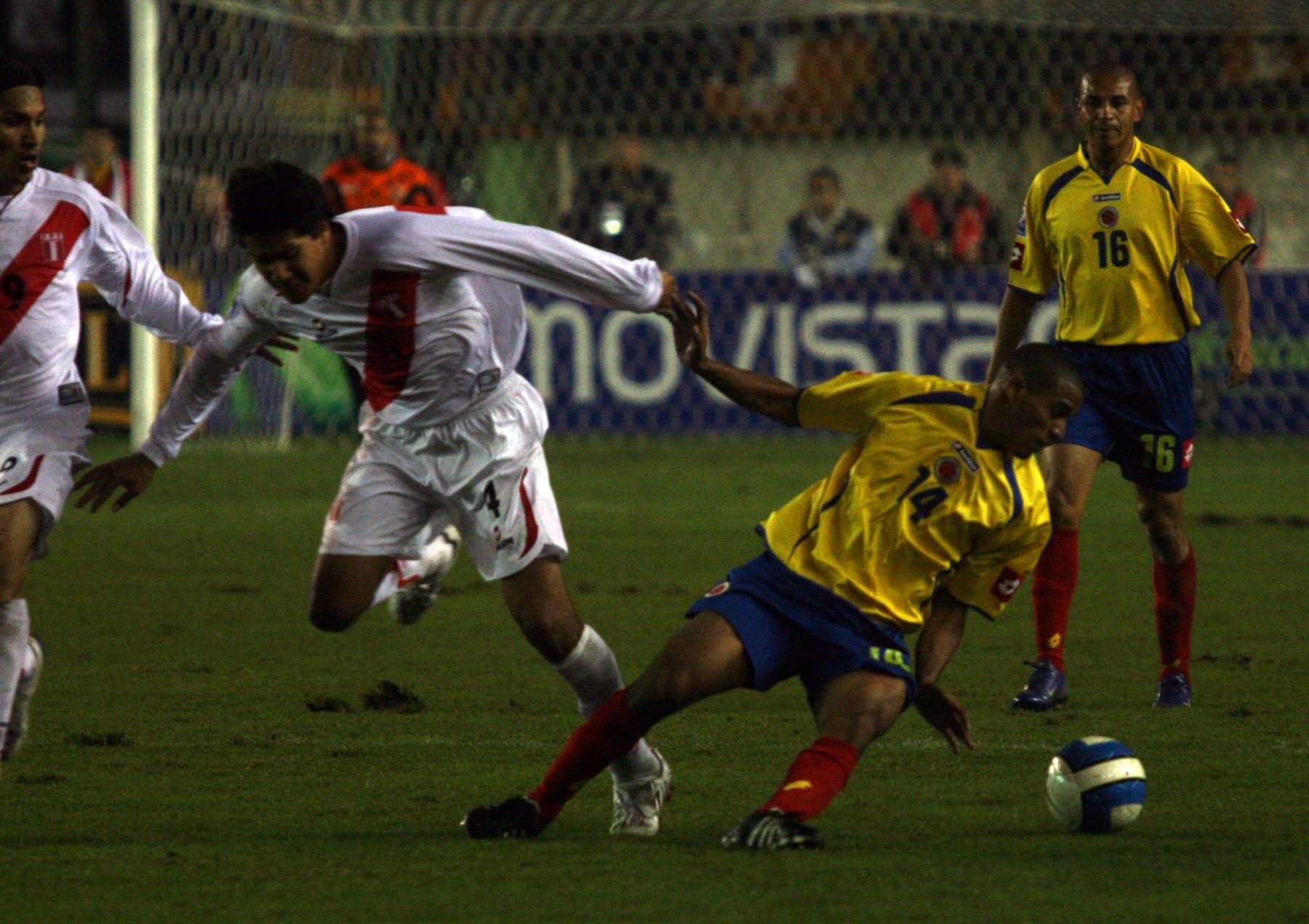 Walter Vilchez de la selección peruana lucha por el balón con un jugador colombiano en el partido que se disputó hoy en el estadio Monumental de Lima por las eliminatorias del Mundial de Sudáfrica 2010. Foto:ANDINA / Alberto Orbegoso