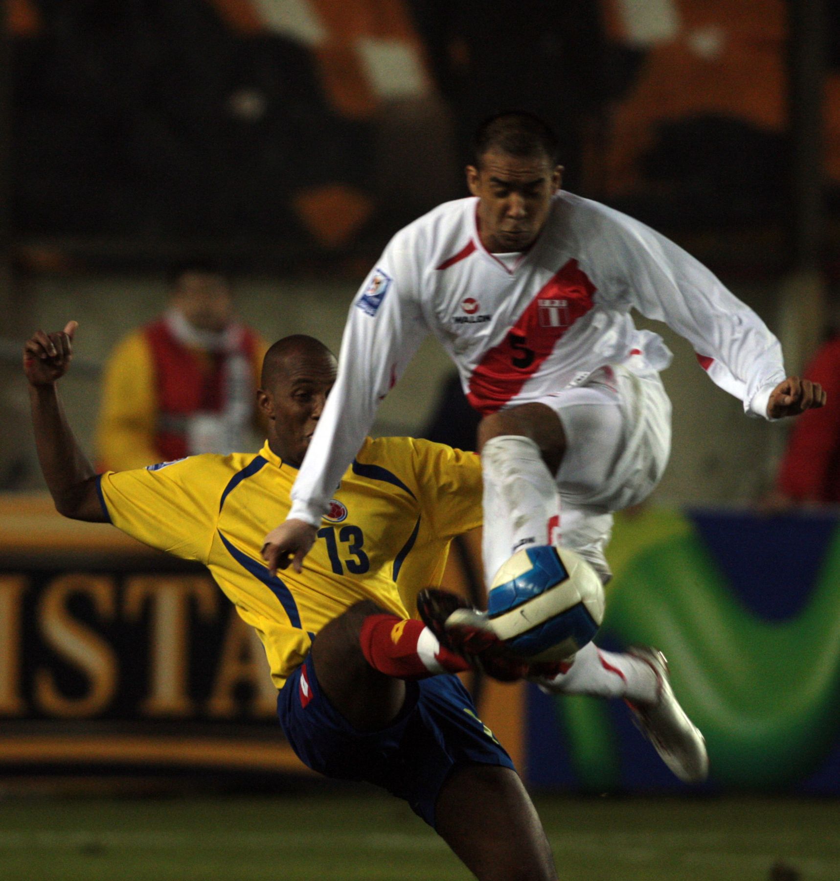 Martin Hidalgo de la selección peruana lucha por el balón con un jugador colombiano en el partido que se disputó hoy en el estadio Monumental de Lima por las eliminatorias del Mundial de Sudáfrica 2010.Foto:ANDINA/Juan Carlos Guzmàn Negrini.