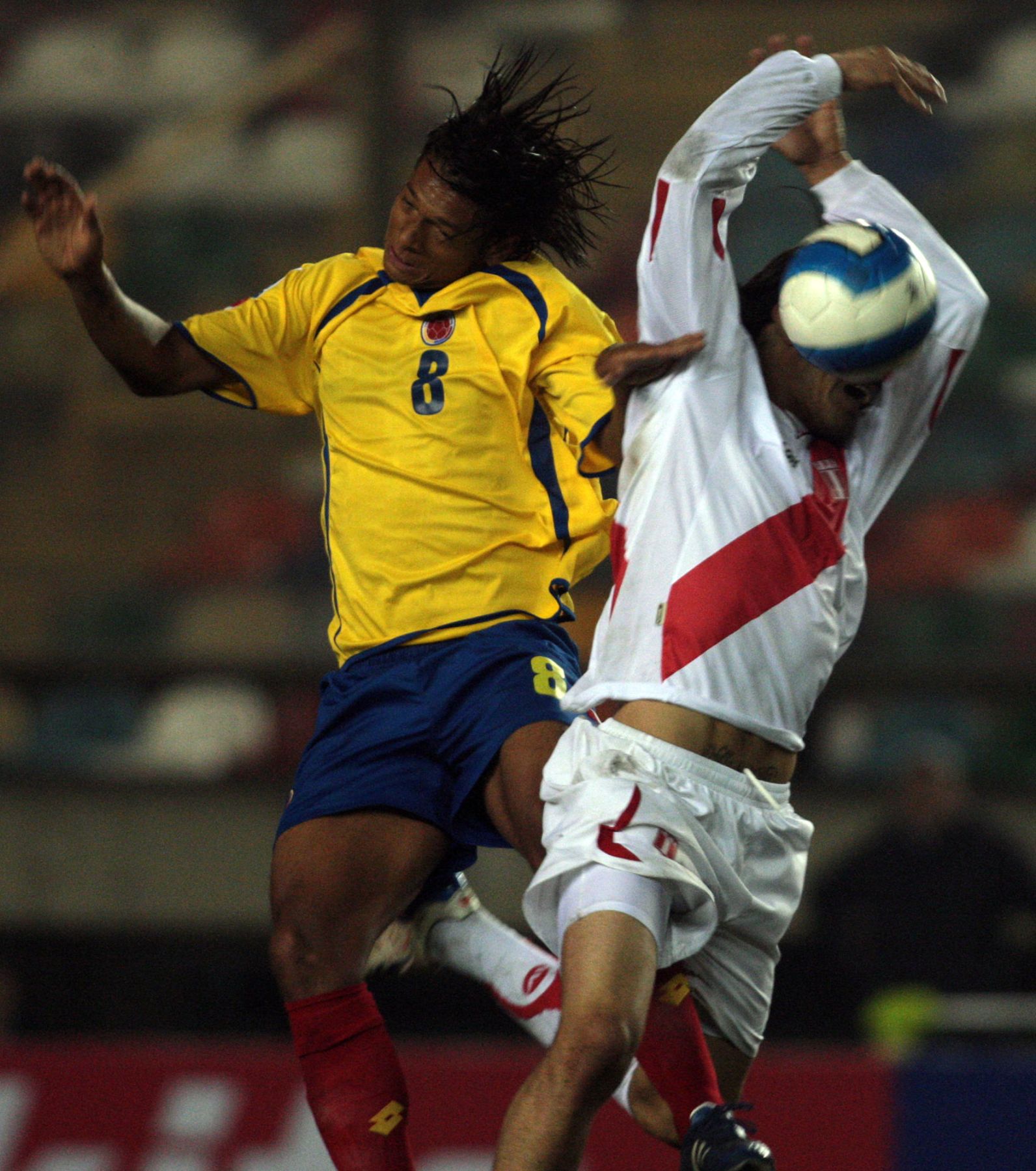 Paolo Guerrero de la selección peruana lucha por el balón con un jugador colombiano en el partido que se disputó hoy en el estadio Monumental de Lima por las eliminatorias del Mundial de Sudáfrica 2010.Foto:ANDINA/Juan Carlos Guzmàn Negrini.