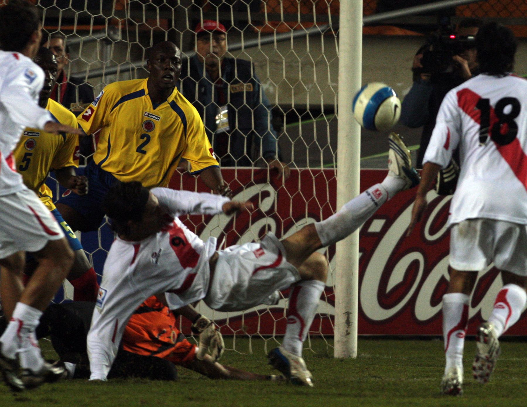 Paolo Guerrero de la selección peruana remata al arco  colombiano en el partido que se disputó hoy en el estadio Monumental de Lima por las eliminatorias del Mundial de sudáfrica 2010.Foto:ANDINA/Juan Carlos Guzmàn Negrini.