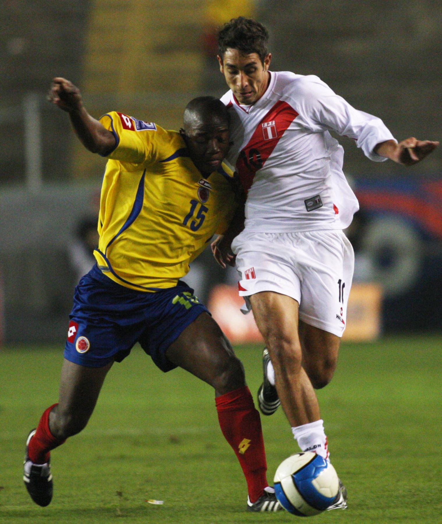 Juan Cominges de la selección peruana lucha por el balón con un jugador colombiano en el partido que se disputó hoy en el estadio Monumental de Lima por las eliminatorias del Mundial de Sudáfrica 2010. Foto:ANDINA / Carlos Lezama