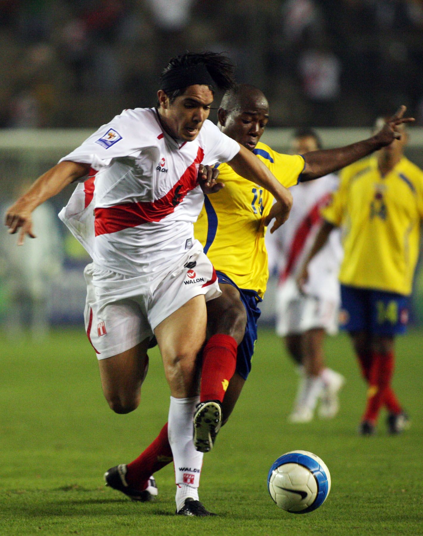 Juan Manuel Vargas de la selección peruana disputa el balón con un jugador colombiano en el partido que se disputó hoy en el estadio Monumental de Lima por las eliminatorias del Mundial de Sudáfrica 2010. Foto:ANDINA / Carlos Lezama
