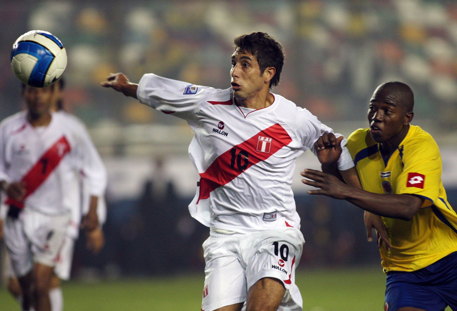 Juan Cominges de la selección peruana lucha por el balón con un jugador colombiano en el partido que se disputó hoy en el estadio Monumental de Lima por las eliminatorias del Mundial de Sudáfrica 2010. Foto:ANDINA / Carlos Lezama