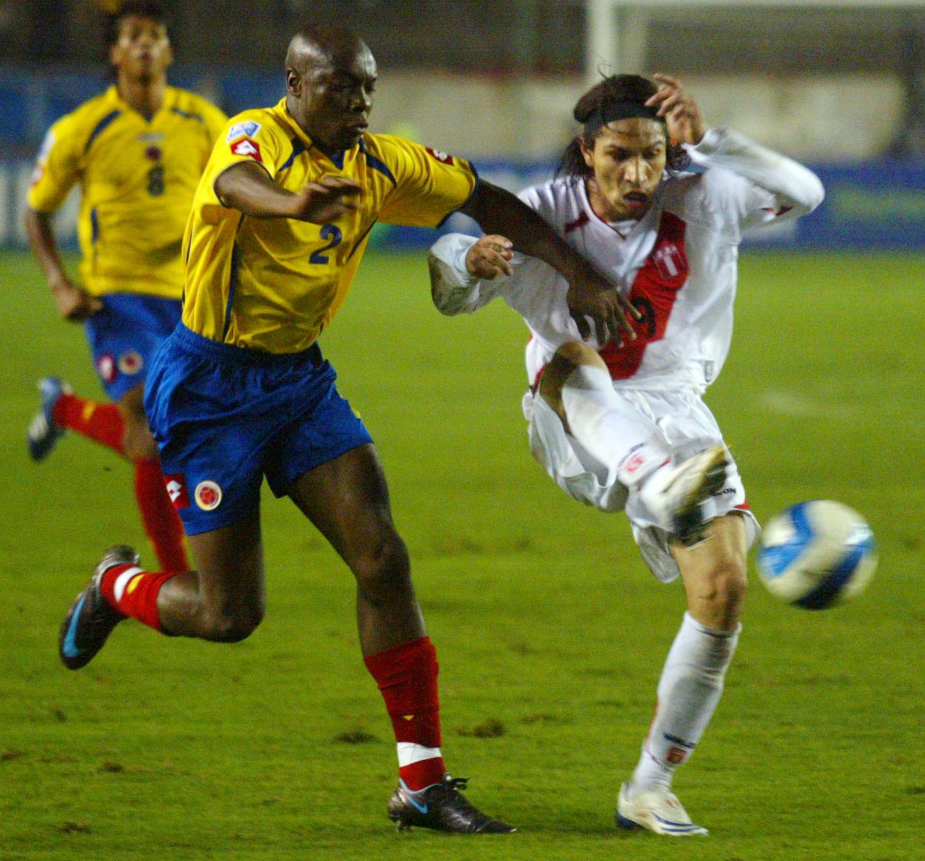 Paolo Guerrero de la selección peruana lucha por el balón con un jugador colombiano en el partido que se disputó hoy en el estadio Monumental de Lima por las eliminatorias del Mundial de Sudáfrica 2010. Foto:ANDINA / Ruben Grandez