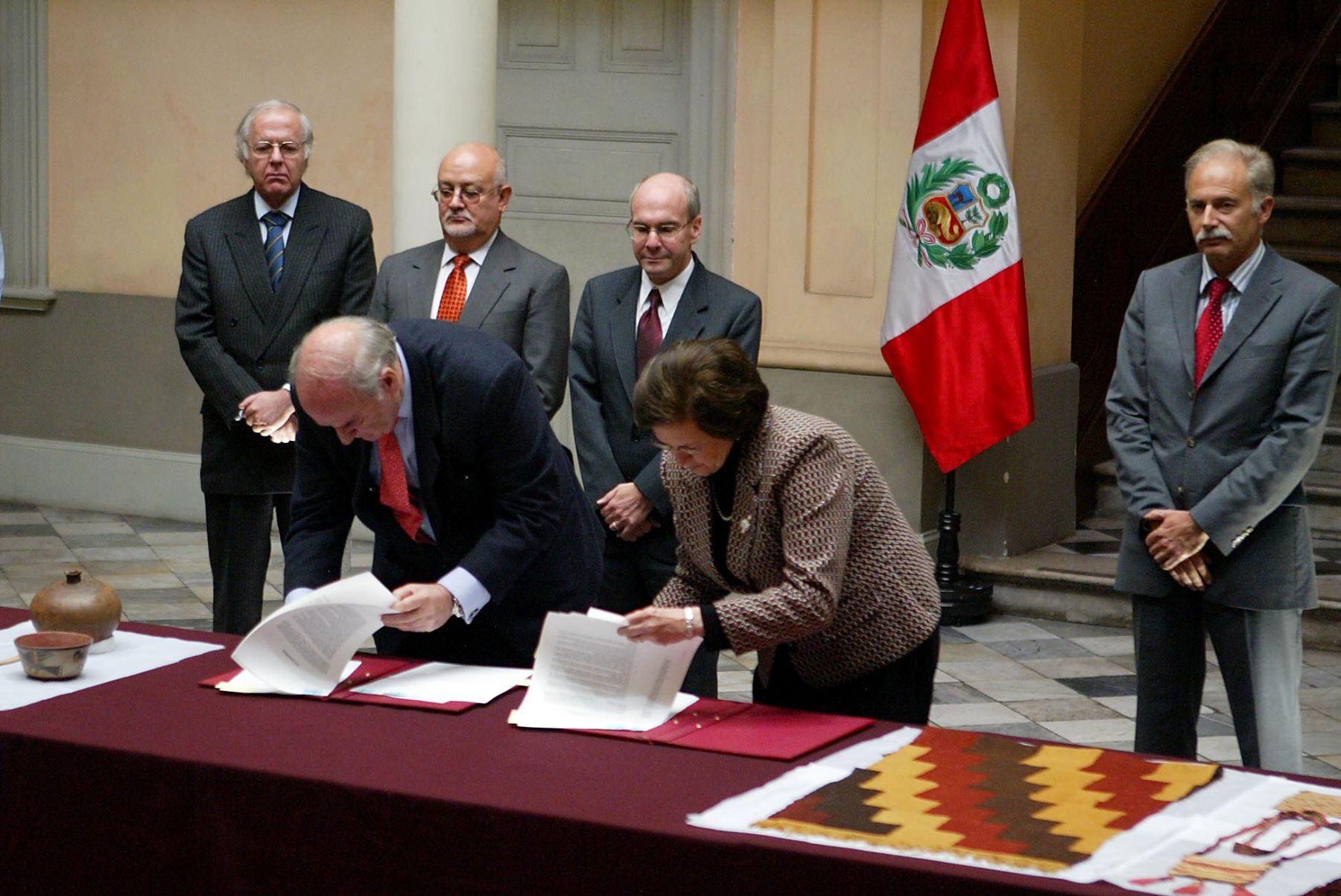 El Ministro de Relaciones exteriores, José Antonio García Belaunde y la directora del Instituto Nacional de Cultura, Cecilia Bakula, en ceremonia de entrega de material arqueológico repatriado. Foto: ANDINA / Alberto Orbegoso