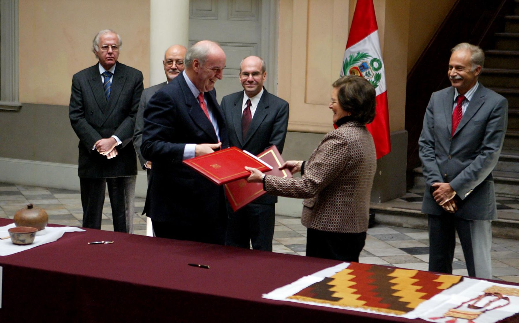 El Ministro de Relaciones exteriores, José Antonio García Belaunde y la directora del Instituto Nacional de Cultura, Cecilia Bakula, en ceremonia de entrega de material arqueológico repatriado. Foto: ANDINA / Alberto Orbegoso