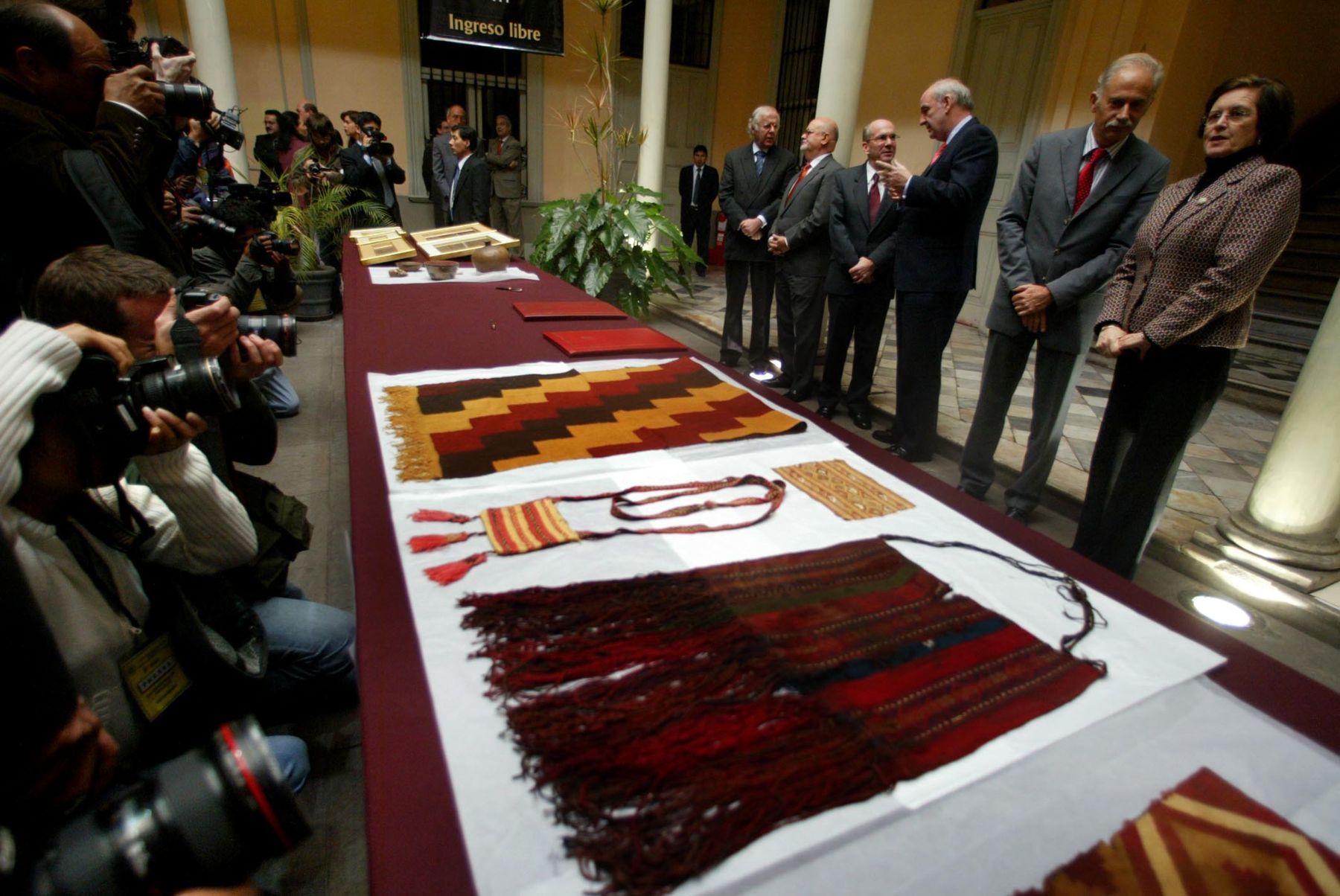 El Ministro de Relaciones exteriores, José Antonio García Belaunde y la directora del Instituto Nacional de Cultura, Cecilia Bakula, en ceremonia de entrega de material arqueológico repatriado. Foto: ANDINA / Alberto Orbegoso