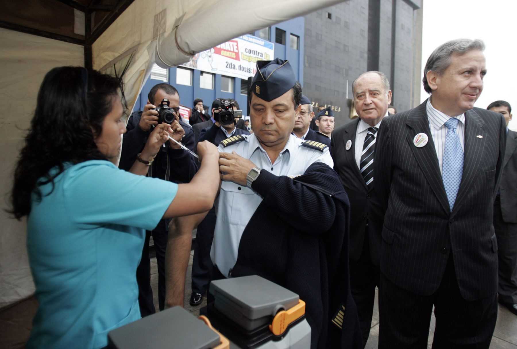 Ministros de Salud y Defensa, Hernàn Garrido Lecca y Àntero Flòres Aràoz participaron esta mañana de la campaña de vacunaciòn del personal de la Fuerza Aèrea del Perù.Foto:ANDINA/Juan Carlos Guzmàn Negrini.