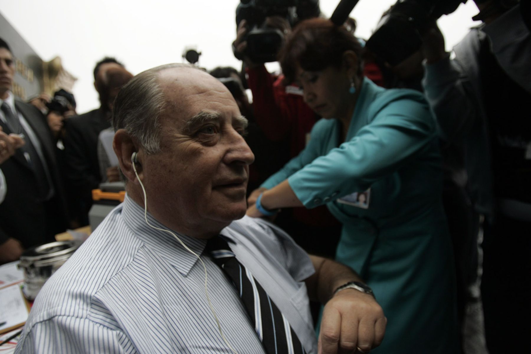 Ministro de Defensa, Àntero Flòres Aràoz es vacunado en el marco de la campaña contra la Hepatitis. Foto:ANDINA / Juan Carlos Guzmán Negrini.