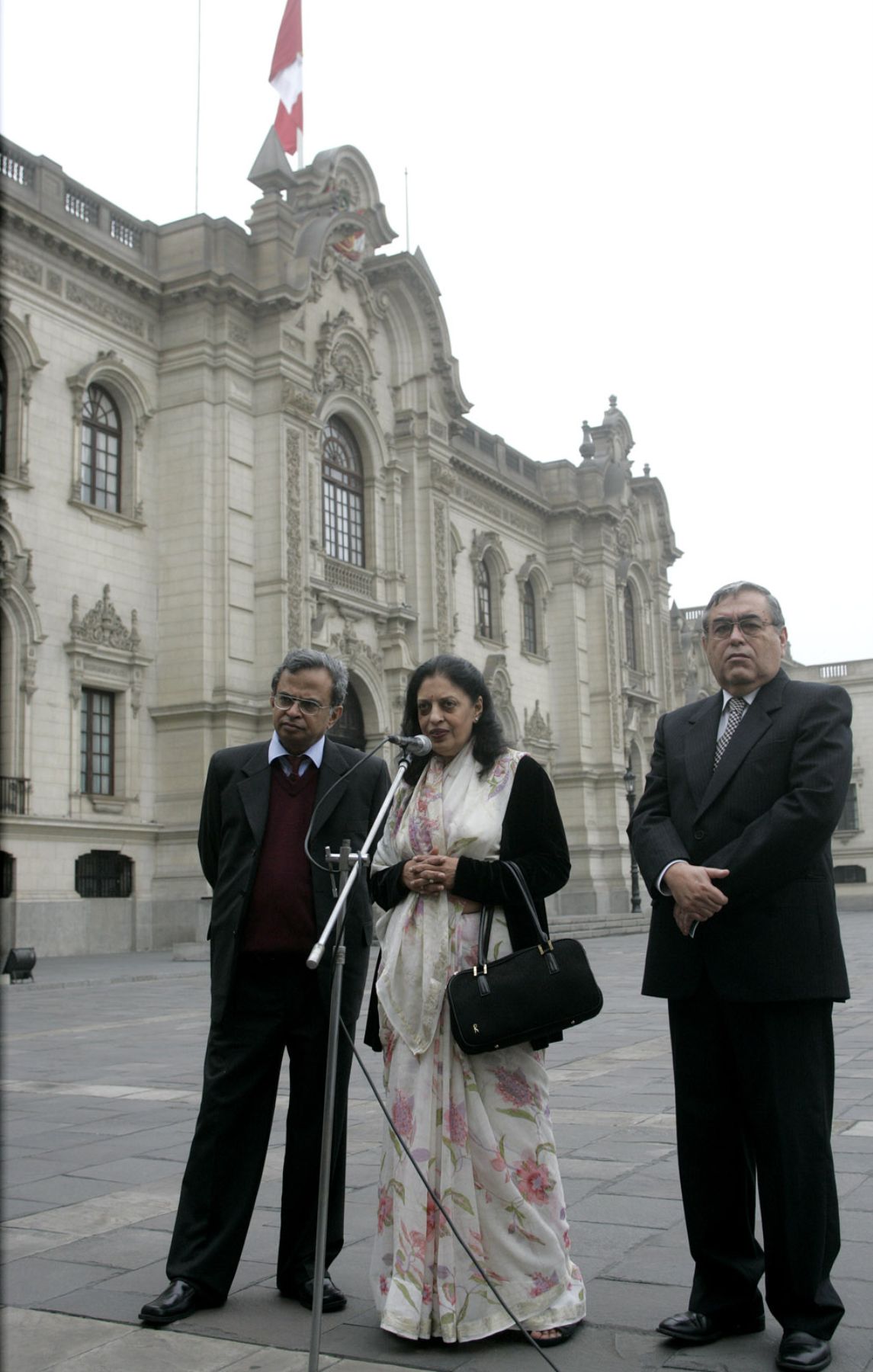Tras reunirse con el Jefe de Estado la representante del Grupo Energetico Hindu Reliance, Savitri Kunadi, declaro a la prensa junto al ministro de Energia y Minas y el Embajador Hindú. Foto: ANDINA / Juan Carlos Guzmán Negrini.