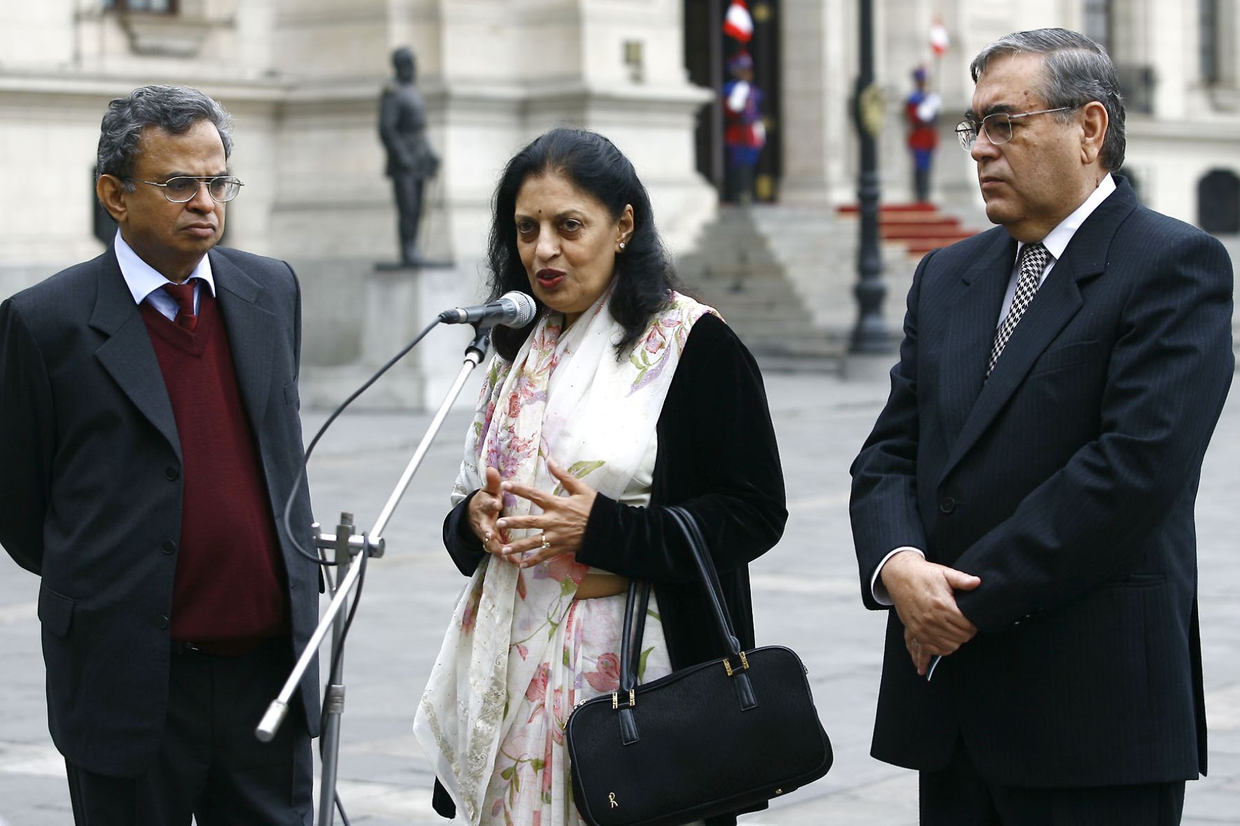 Tras reunirse con el Jefe de Estado la representante del Grupo Energetico Hindú Reliance, Savitri Kunadi, declaro a la prensa junto al ministro de Energia y Minas y el Embajador Hindú.Foto:SEPRES/Oscar Farje Gomero.