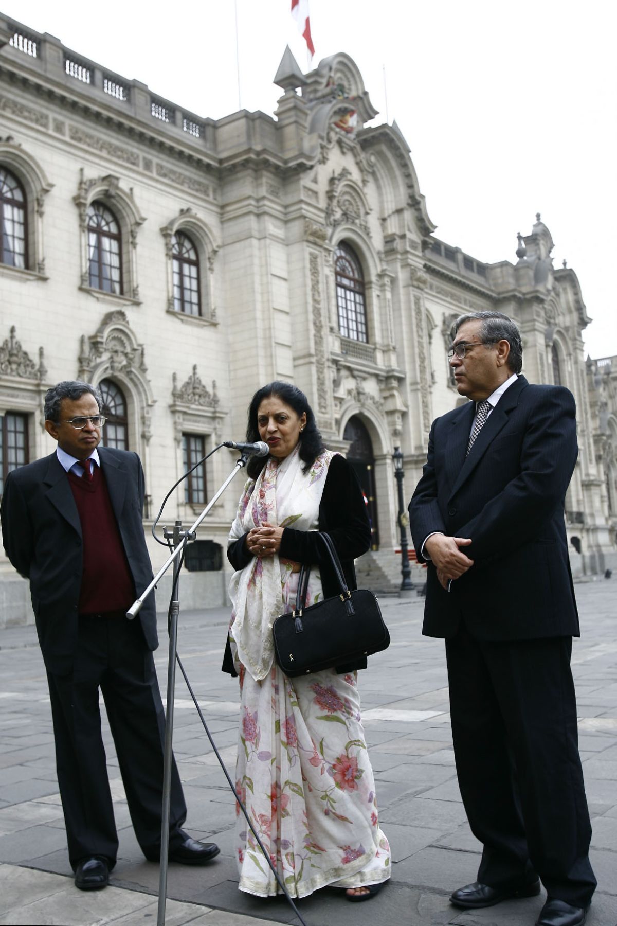 Tras reunirse con el Jefe de Estado la representante del Grupo Energetico Hindú Reliance, Savitri Kunadi, declaro a la prensa junto al ministro de Energia y Minas y el Embajador Hindú.Foto:SEPRES/Oscar Farje Gomero.