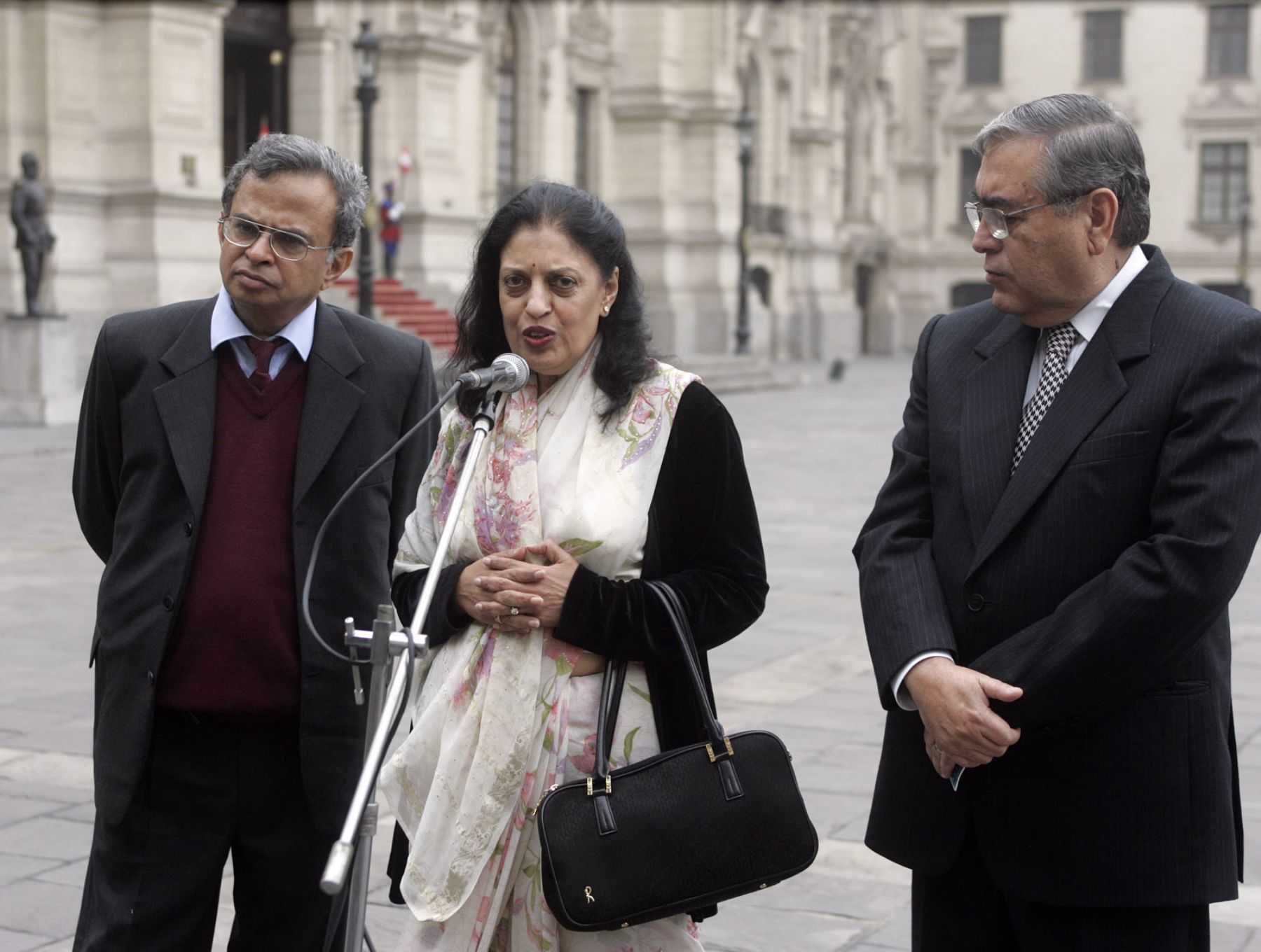 Tras reunirse con el Jefe de Estado la representante del Grupo Energetico Hindu Reliance, Savitri Kunadi, declaro a la prensa junto al ministro de Energia y Minas y el Embajador Hindú. Foto:ANDINA / Juan Carlos Guzmán Negrini.