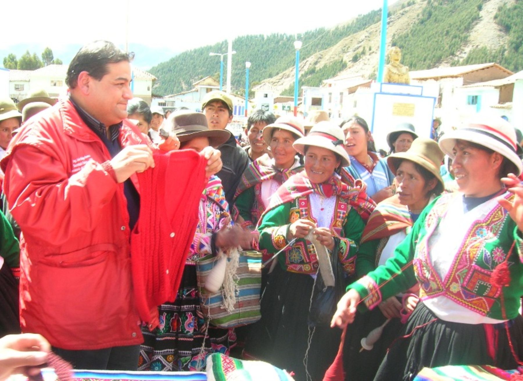 El coordinador de la Estrategia Nacional Crecer, Iván Hidalgo Romero, visitó feria productiva en la provincia de Calca, tras lanzar Eje Crecer Productivo. Foto: ANDINA / Programa Juntos.