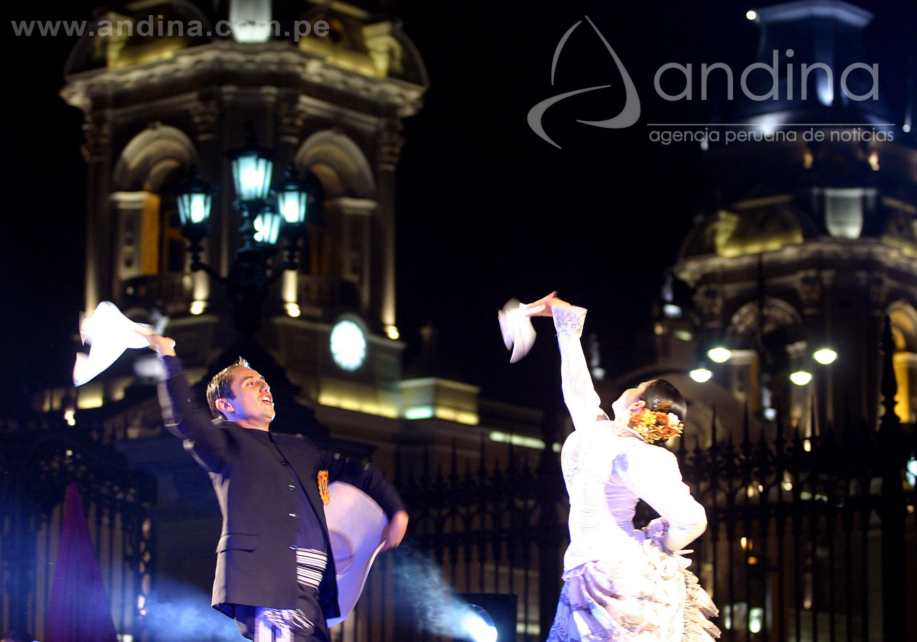 Bailarines de Marinera frente a la Catedral de Lima