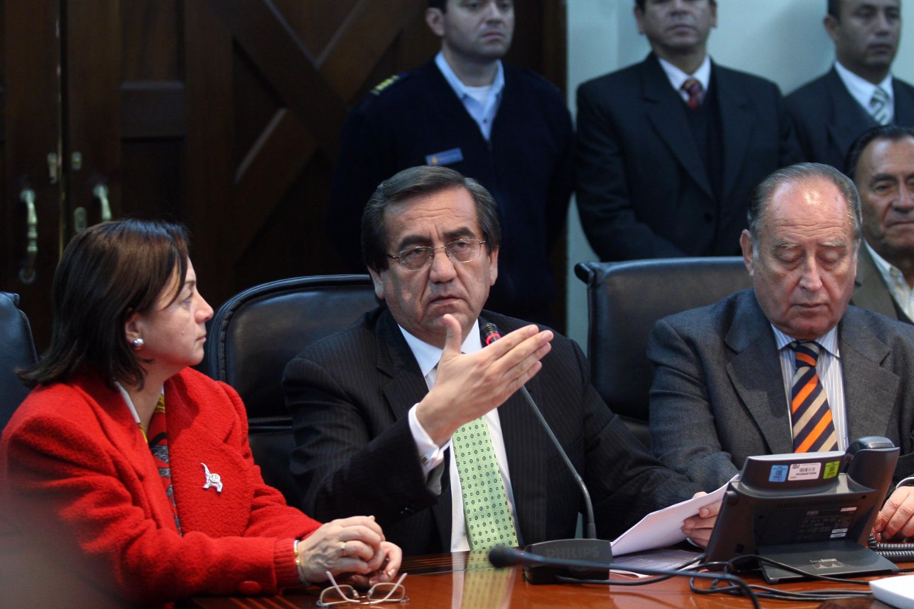 El titular de la PCM, Jorge del Castillo, anuncia acuerdos con las autoridades de Moquegua para el levantamiento de la paralización en la región. Foto: ANDINA / Alberto Orbegoso.