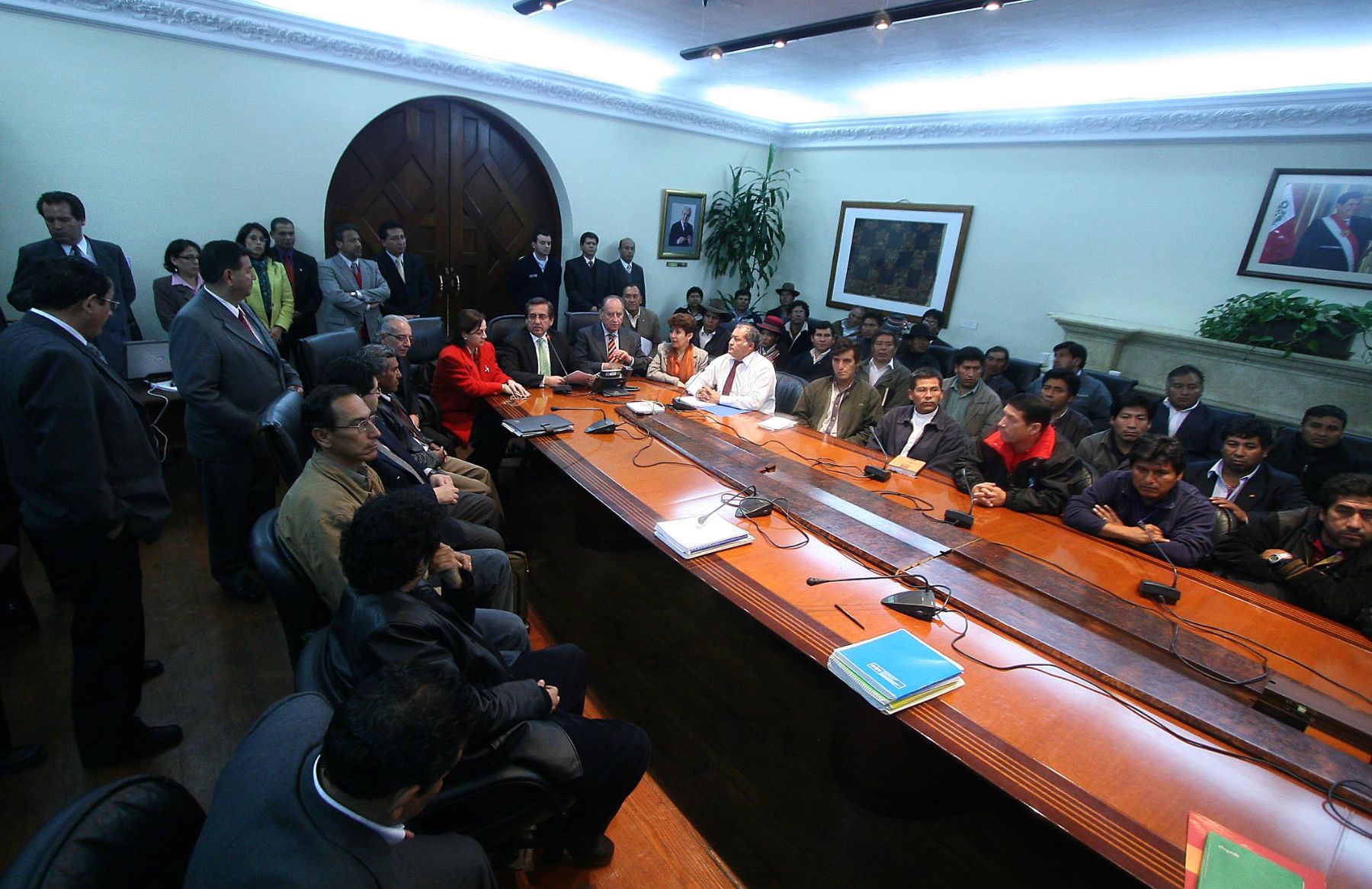 El titular de la PCM, Jorge del Castillo, anuncia acuerdos con las autoridades de Moquegua para el levantamiento de la paralización en la región. Foto: ANDINA / Alberto Orbegoso