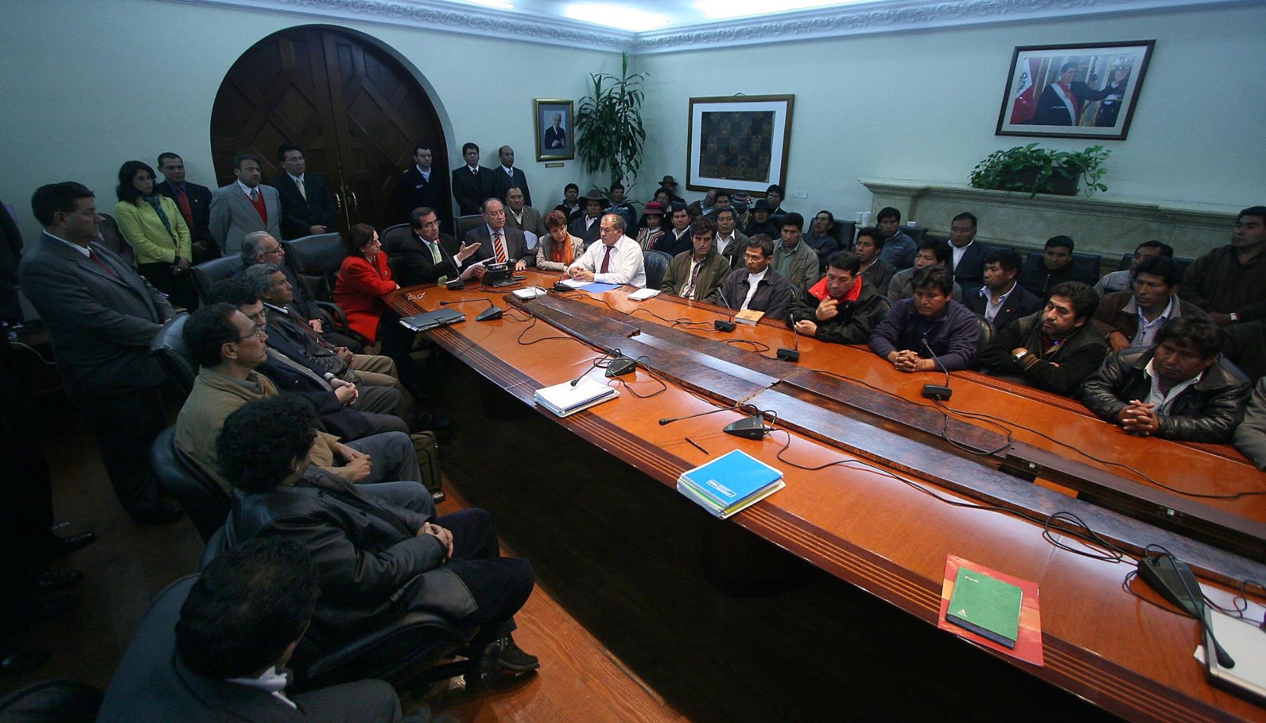 El titular de la PCM, Jorge del Castillo, anuncia acuerdos con las autoridades de Moquegua para el levantamiento de la paralización en la región. Foto: ANDINA / Alberto Orbegoso
