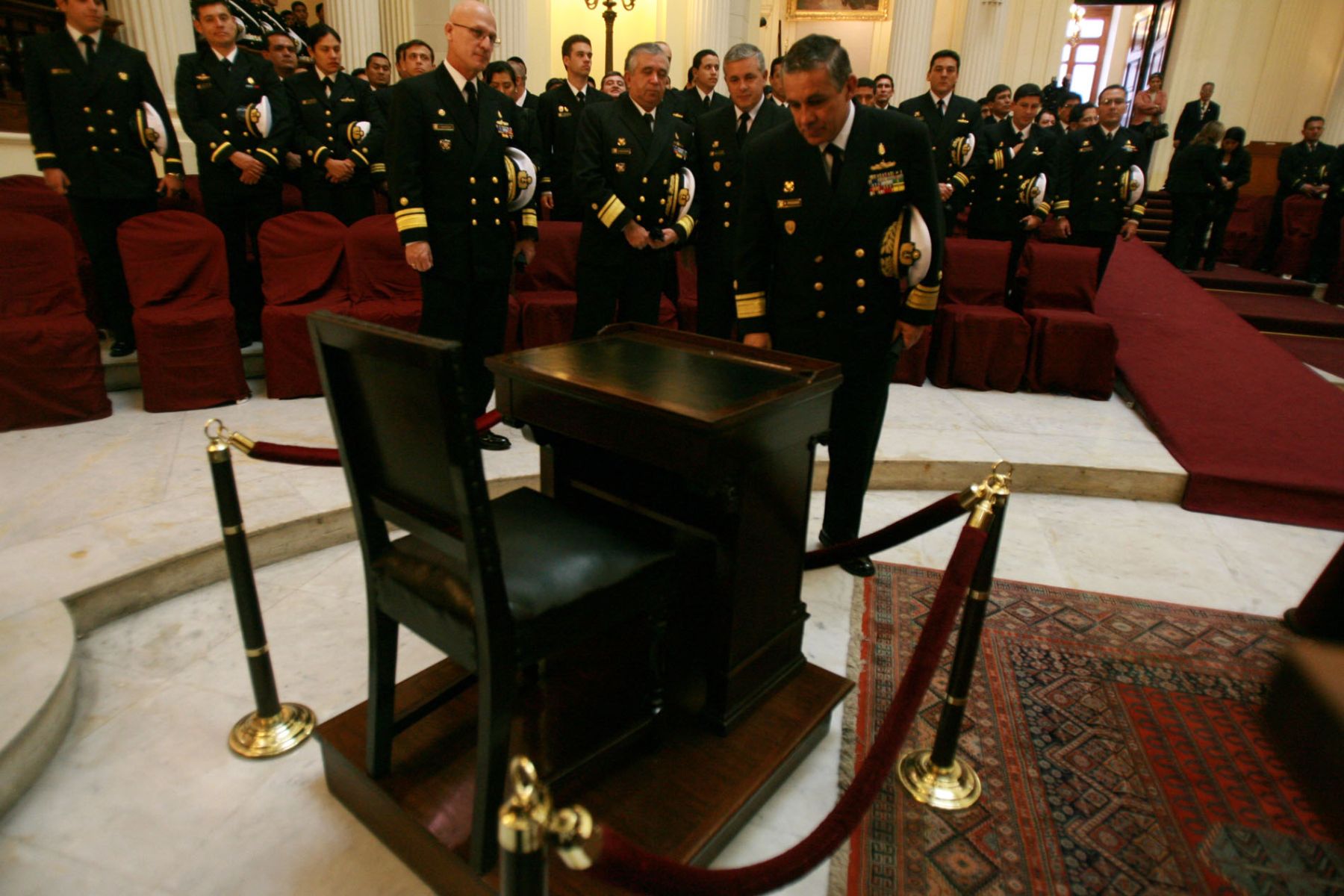 Oficiales de la Marina de Guerra del Perú, observan la réplica  de la curul de Miguel Grau Seminario,  entregada a su institución esta mañana por el presidente del Congreso, Luis Gonzales Posada. Foto: ANDINA / Piero Vargas.