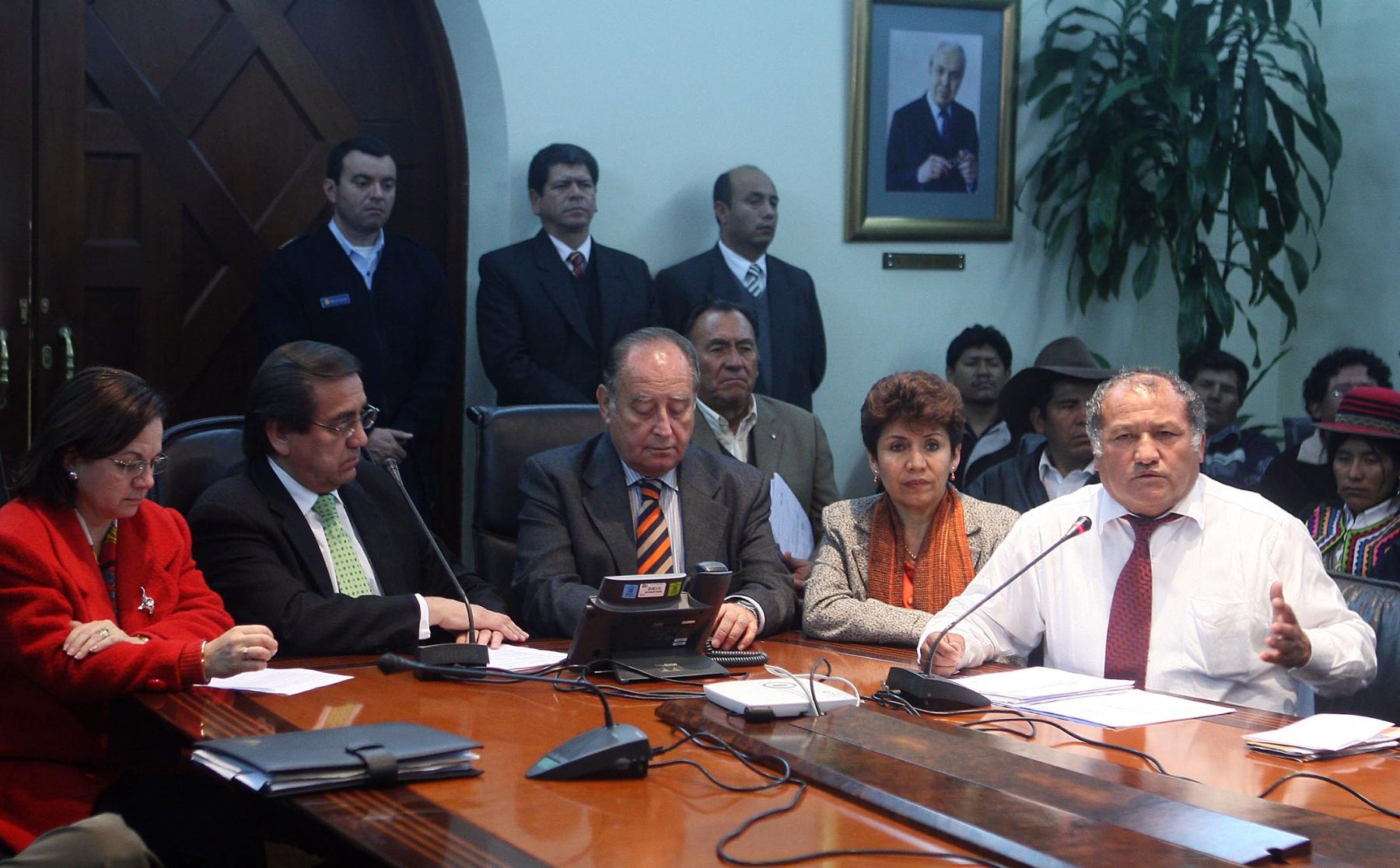 El titular de la PCM, Jorge del Castillo, anuncia acuerdos con las autoridades de Moquegua para el levantamiento de la paralización en la región. Foto: ANDINA / Alberto Orbegoso