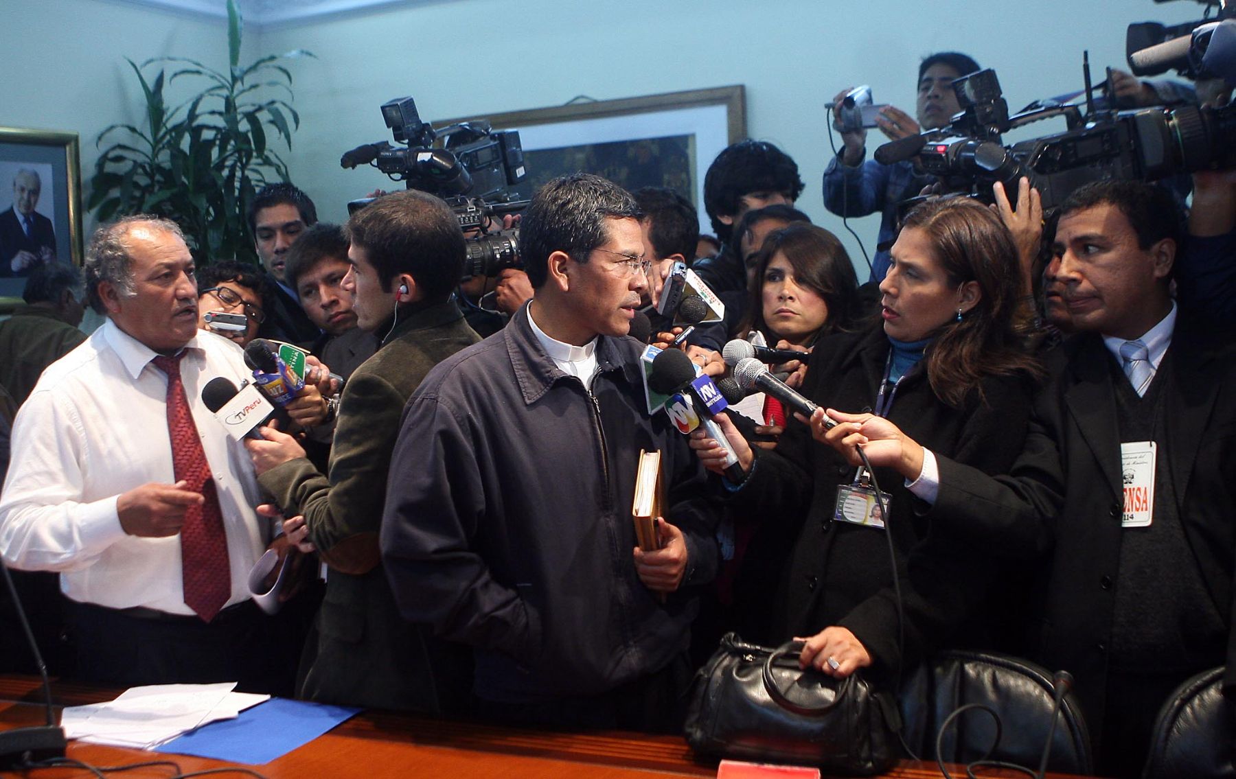 El Presidente regional de Moquegua, Jaime Rodriguez y el padre Martín Ayala, parroco de Moquegua, declarana a la prensa, tras lograr acuerdo de levantamiento de paralización. Foto: ANDINA / Alberto Orbegoso