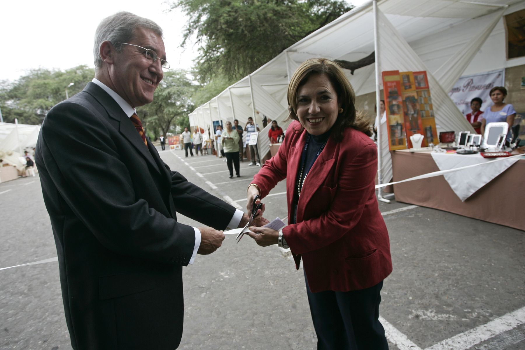 Alcaldesa de Piura, Mònica Zapata, inaugura Feria Artesanal durante la Conferencia Anual de Centros de Estudios Académicos de APEC en Piura. Foto: ANDINA/Rafael Cornejo