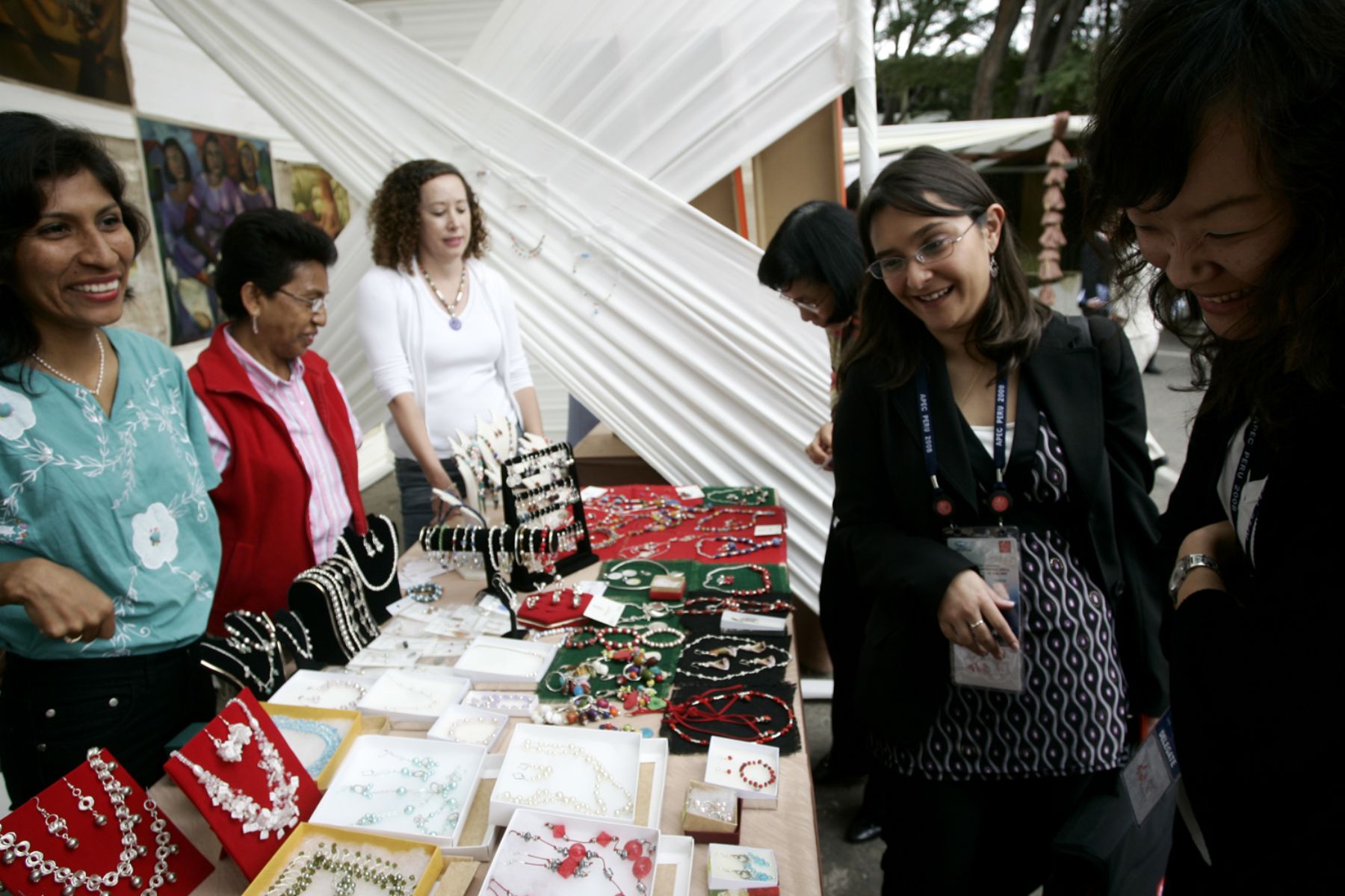 Feria artesanal durante la Conferencia Anual de Centros de Estudios Académicos  de APEC en Piura. Foto: ANDINA/ Rafael Cornejo
