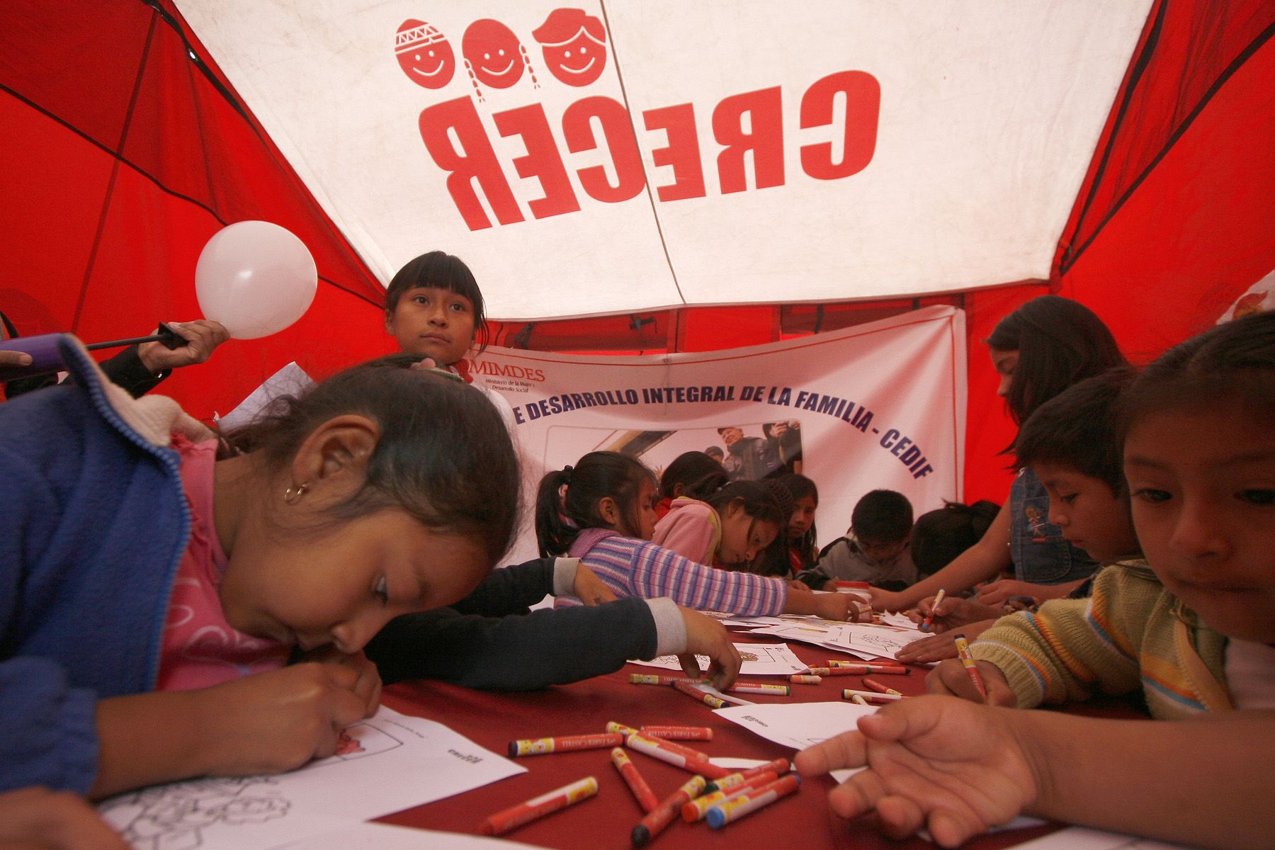 Estrategia CRECER llegó a Lima Este esta mañana con una feria informativa, brindando atención integral a mujeres y niños de las zonas de extrema pobreza. Foto. ANDINA/Stephanie Zollner
