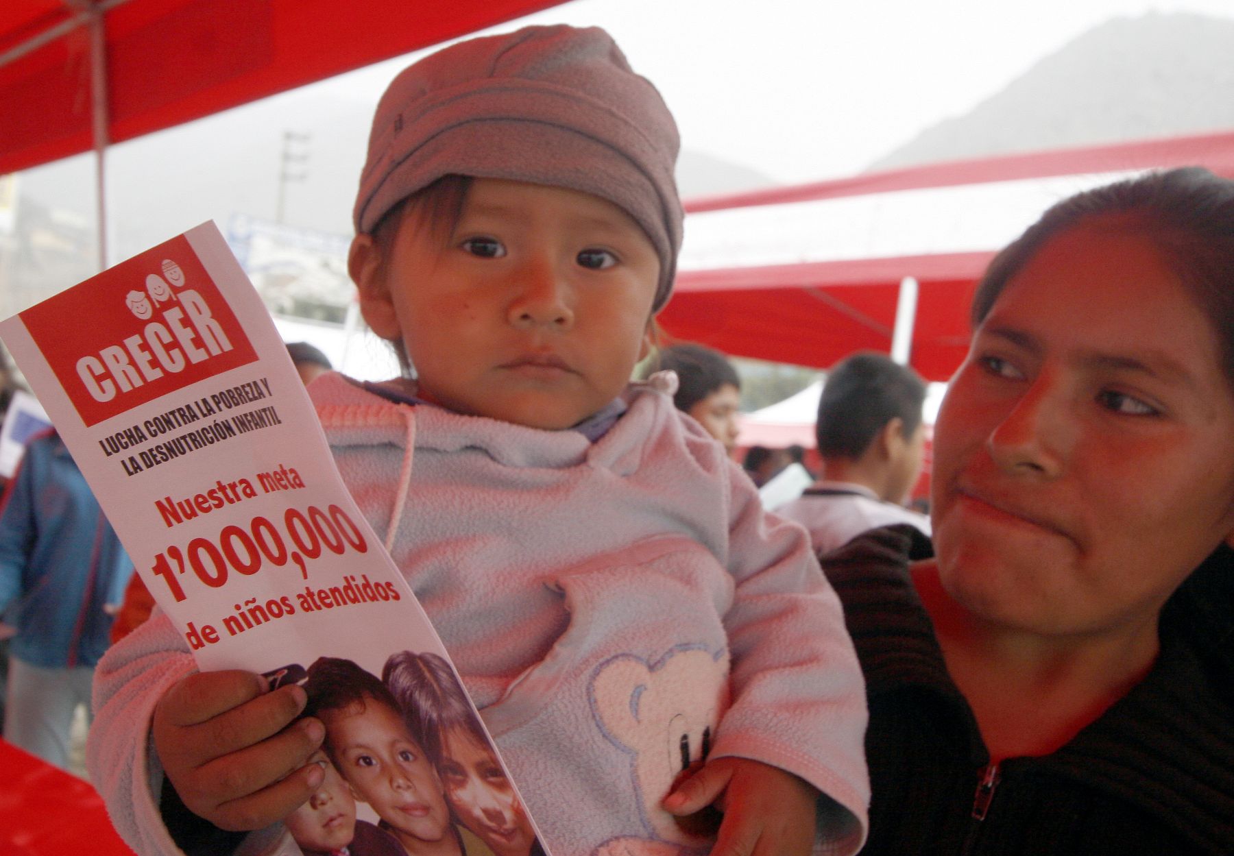 Estrategia CRECER llegó a Lima Este esta mañana con una feria informativa, brindando atención integral a mujeres y niños de las zonas de extrema pobreza. Foto. ANDINA/Stephanie Zollner