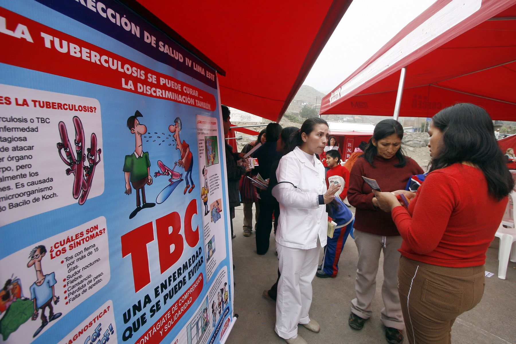 Estrategia CRECER llegó a Lima Este esta mañana con una feria informativa, brindando atención integral a mujeres y niños de las zonas de extrema pobreza. Foto. ANDINA/Stephanie Zollner