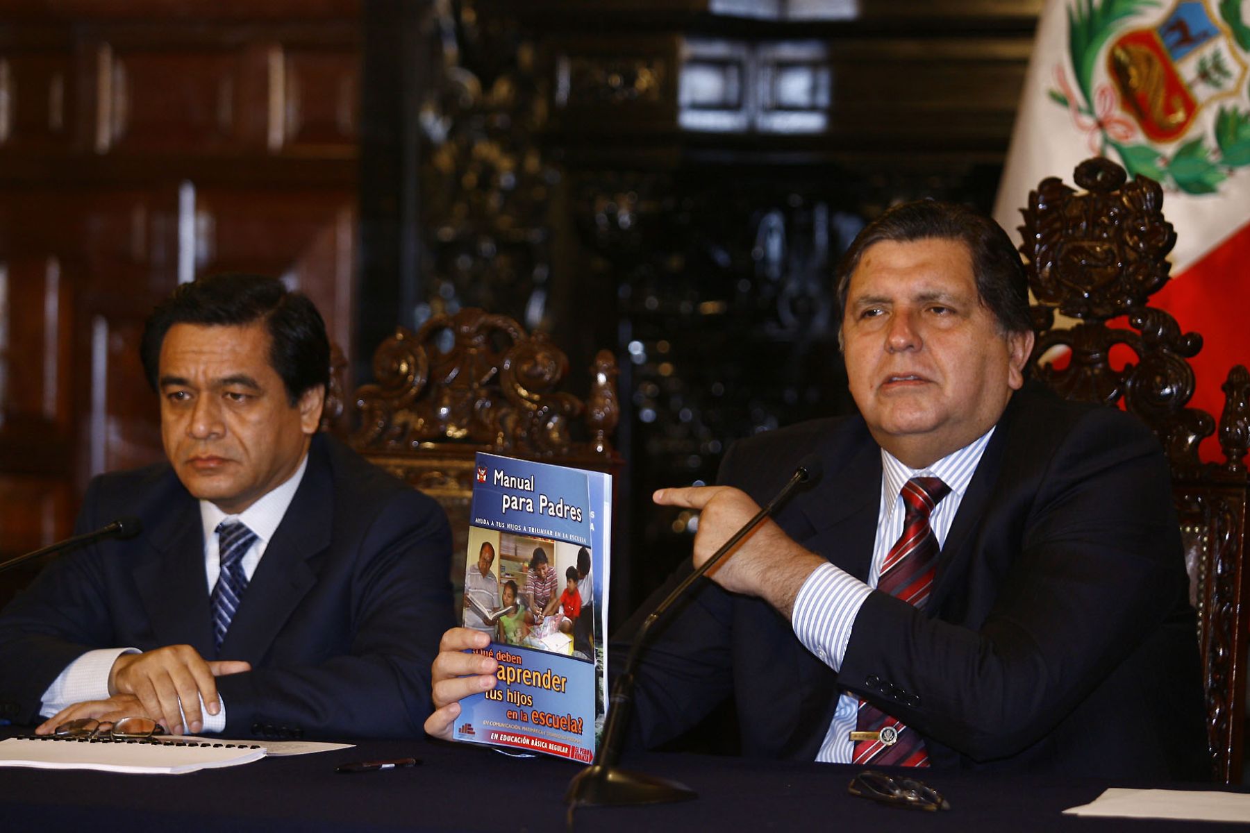 President Alan García, and the minister of Educación, JoséAntonio Chang. Photo:SEPRES/Oscar Farje Gomero.