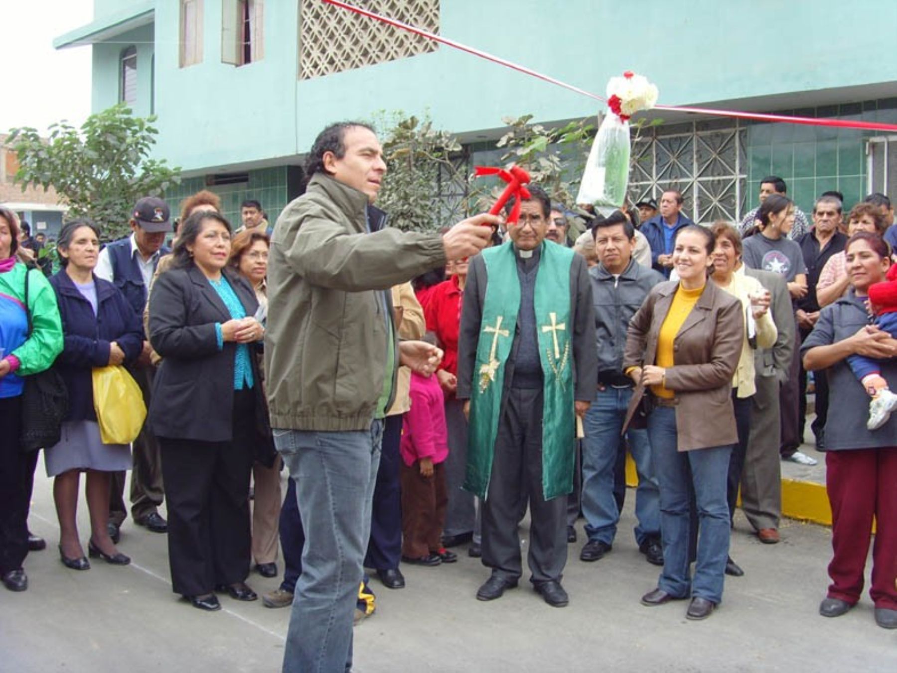 Alcalde de SMP, Freddy Ternero, inaugura rehabilitación de pistas. Foto: Mun. SMP