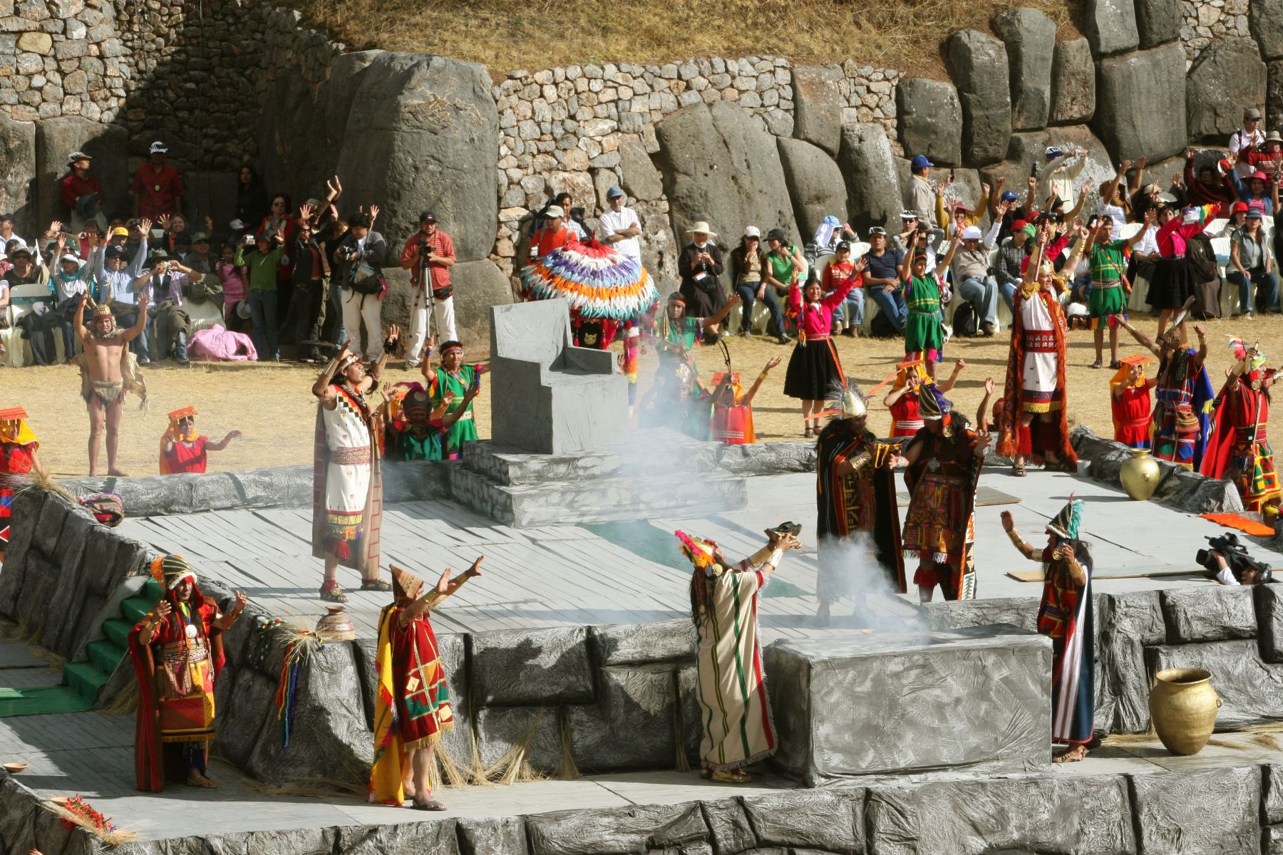 Miles celebran el Inti Raymi en explanada de Sacsayhuamán. Foto: ANDINA / Norman Córdova