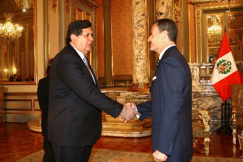 El Jefe del Estado, Alan García, recibe las cartas credenciales del embajador de la Soberana Orden Militar y Hospitalaria de San Juan de Jerusalén de Rodas y de Malta, Antonio Carlos da Silva Coelho. Foto: Sepres/Oscar Farje Gomero.