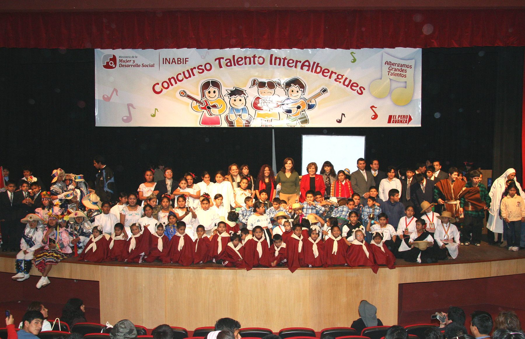 La ministra de La Mujer Y Desarrollo Social, Susana Pinilla, posa con los cuatro finalistas del Concurso de Talentos Inter-Albergues del Inabif.. Foto: ANDINA / Mindes/ Jhony Laurente.