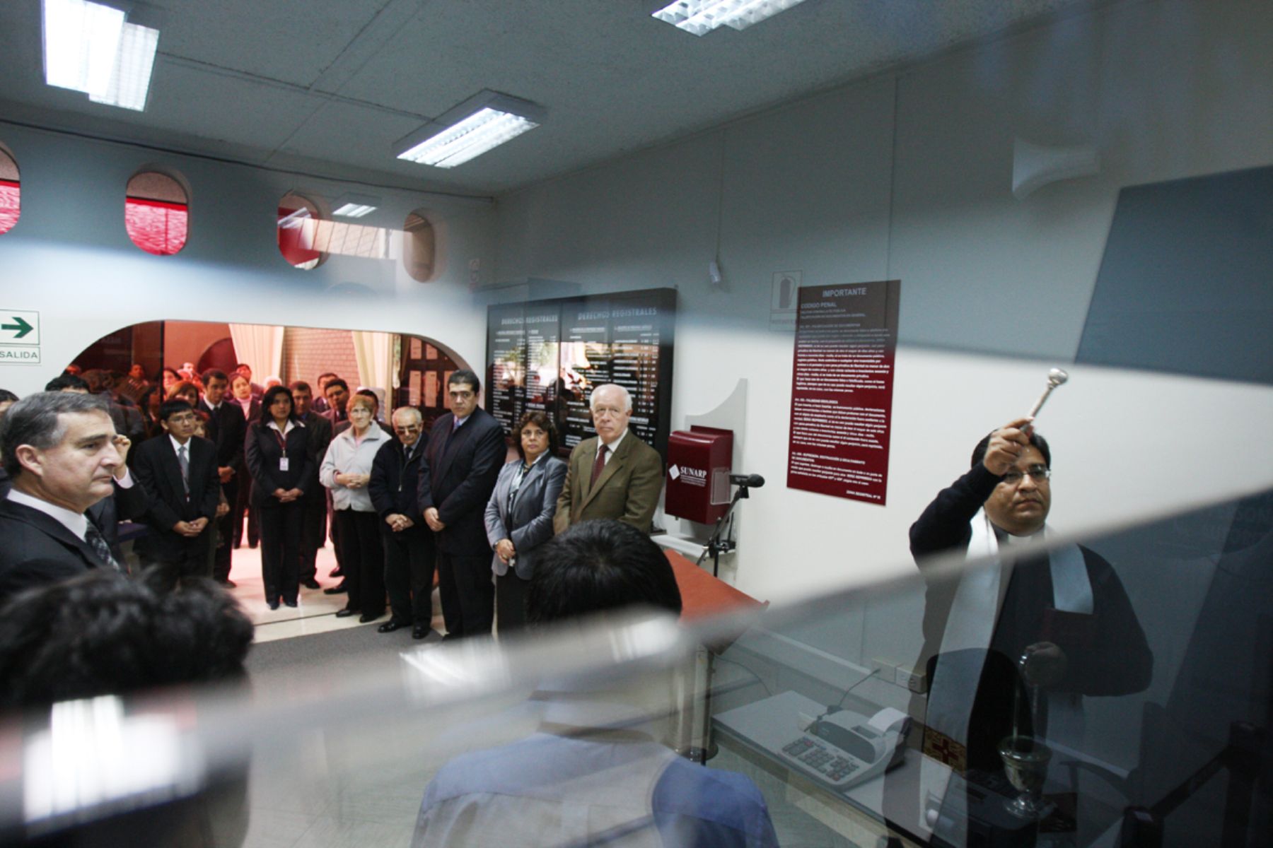 Se crea la Comisión Multisectorial encargada de proponer lineamientos y criterios a emplear para el uso de bienes inmuebles de las entidades públicas del Gobierno Nacional. La Superintendencia Nacional de Bienes Estatales queda constituida como la Secretaría Técnica.