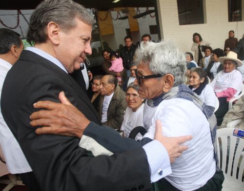 El ministro de Salud, Hernán Garrido-Lecca, da inicio a la "Gran Atención Móvil Ocular", la cual permitirá cirugías gratuitas de catarata en todas las regiones del interior del país. Foto: ANDINA/Carlos Lezama.