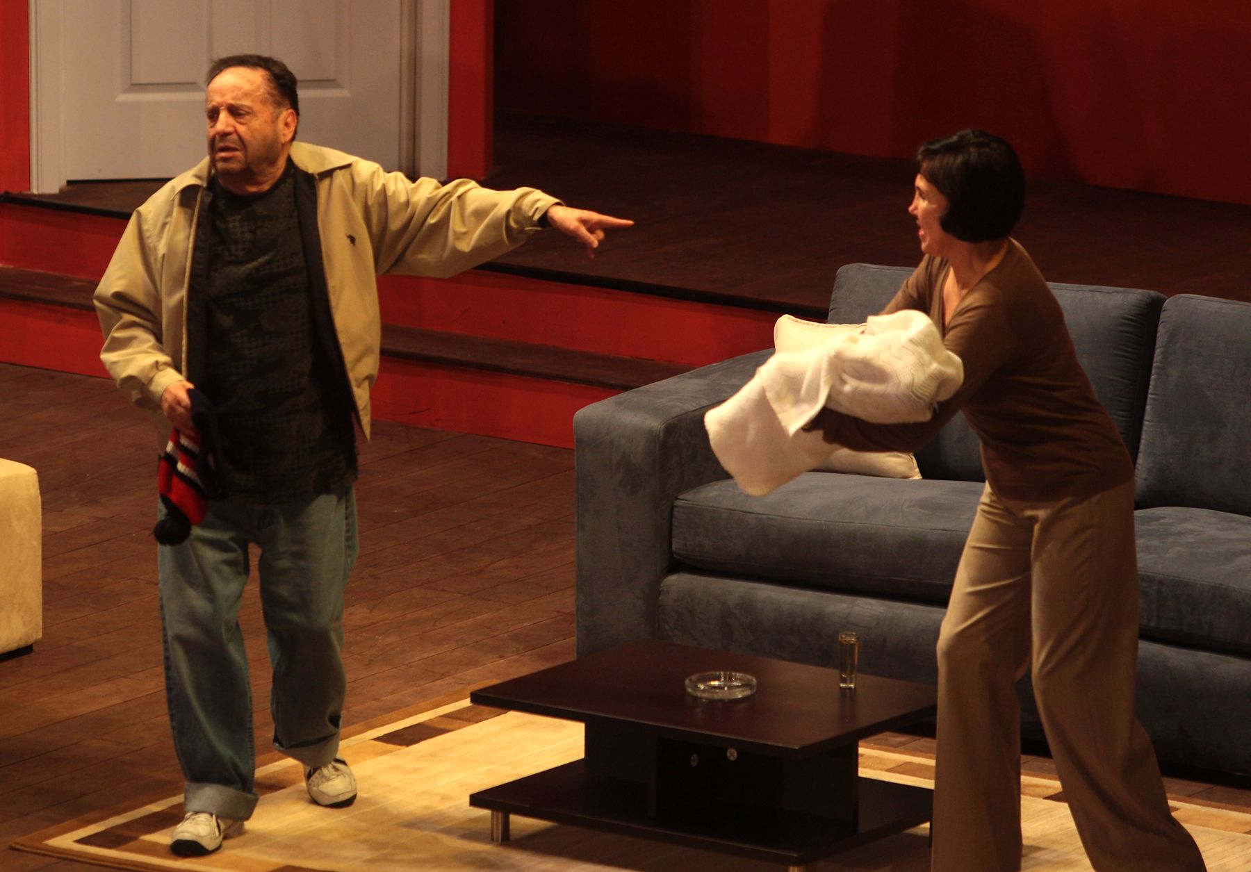 Roberto Gómez bolaños,comediante mexicano junto a su esposa Florinda meza en la obra teatral "11 y 12", que se presenta en el auditorio del colegio San Agustín. Foto: ANDINA/Jack Ramón Morales