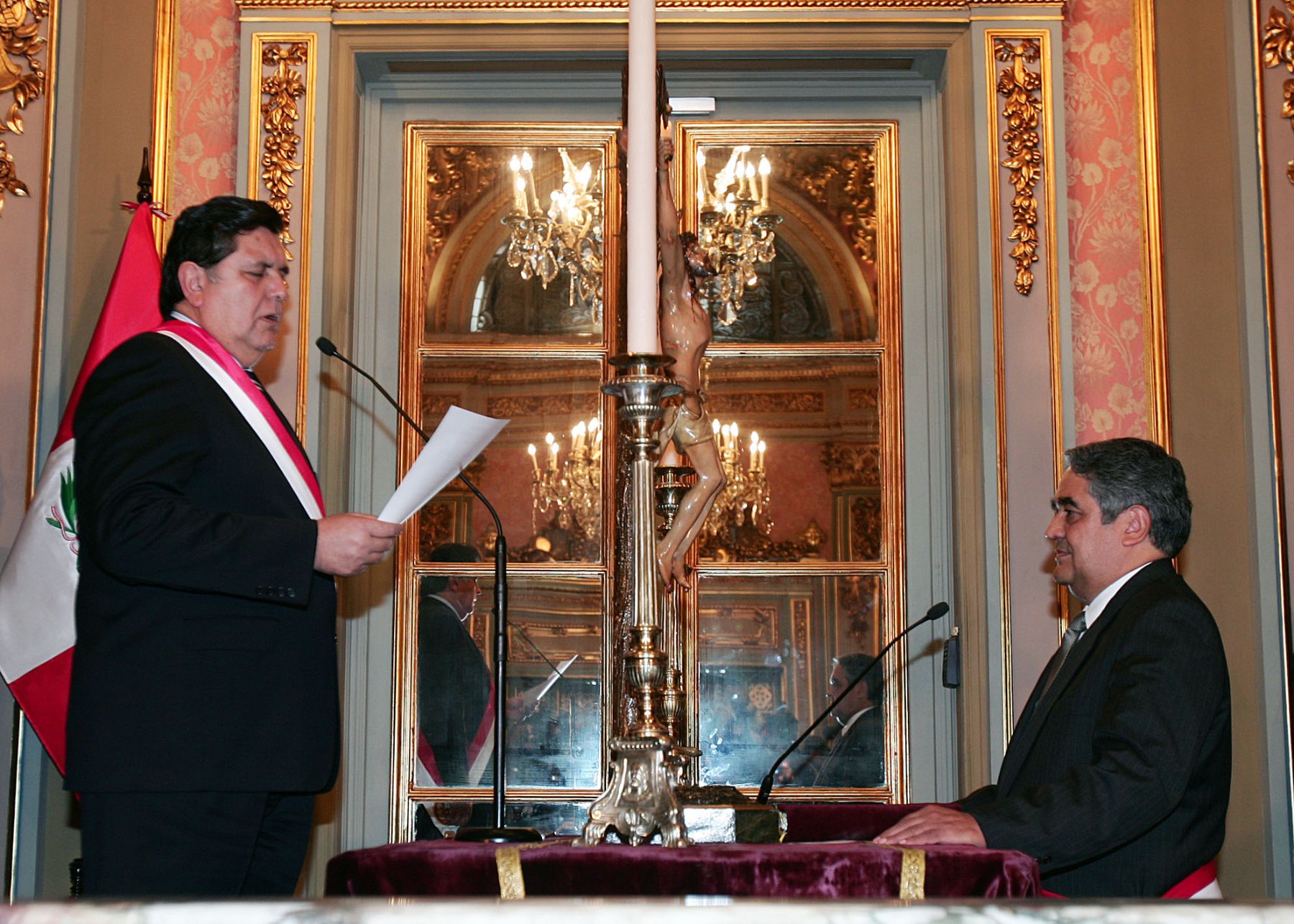 El Presidente Alan García, toma  juramento de ley a Luis Miguel Valdivieso Montano como nuevo Ministro de Economía y Finanzas. Foto: ANDINA/ Dante Zegarra.