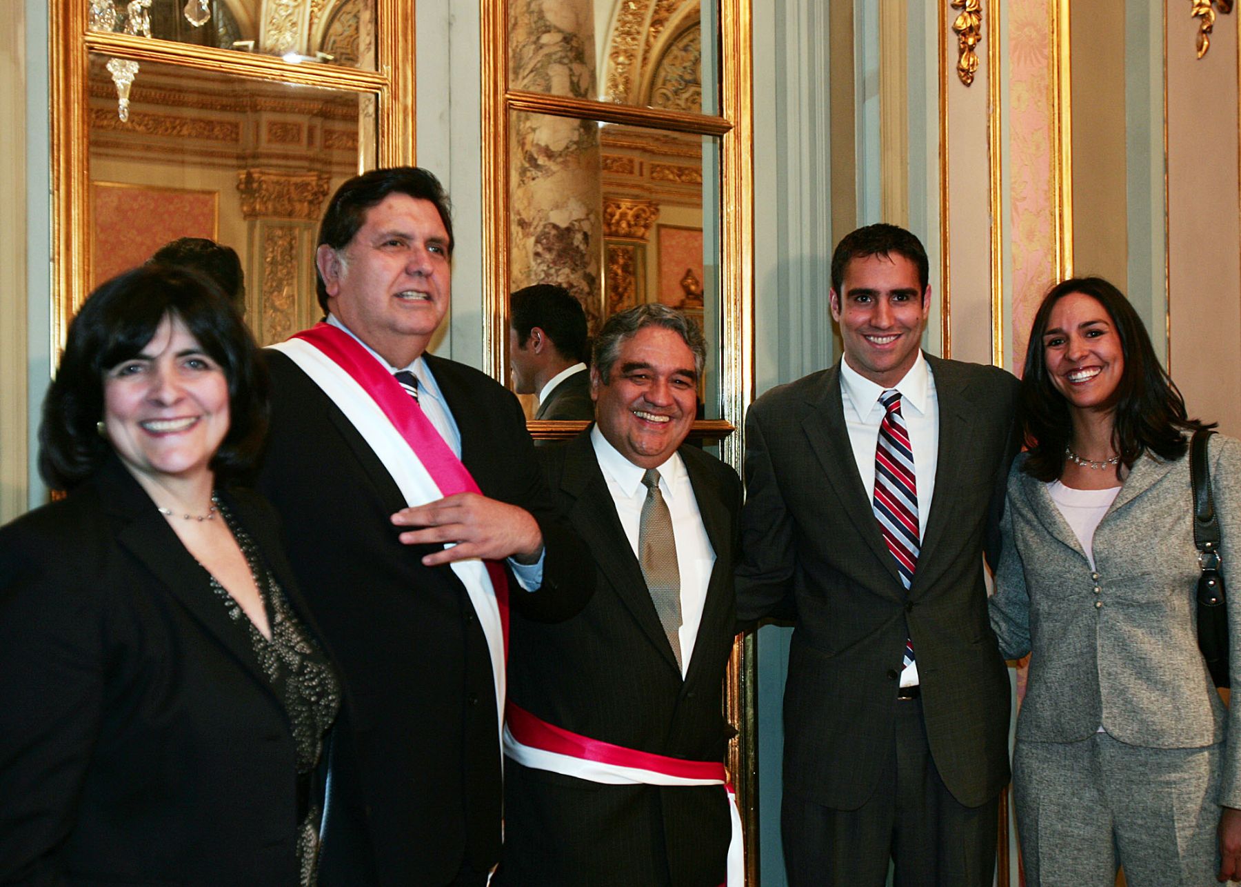 El Presidente Alan García, tomò  juramento de ley a Luis Miguel Valdivieso Montano como nuevo Ministro de Economía y Finanzas. Foto: ANDINA/ Dante Zegarra.