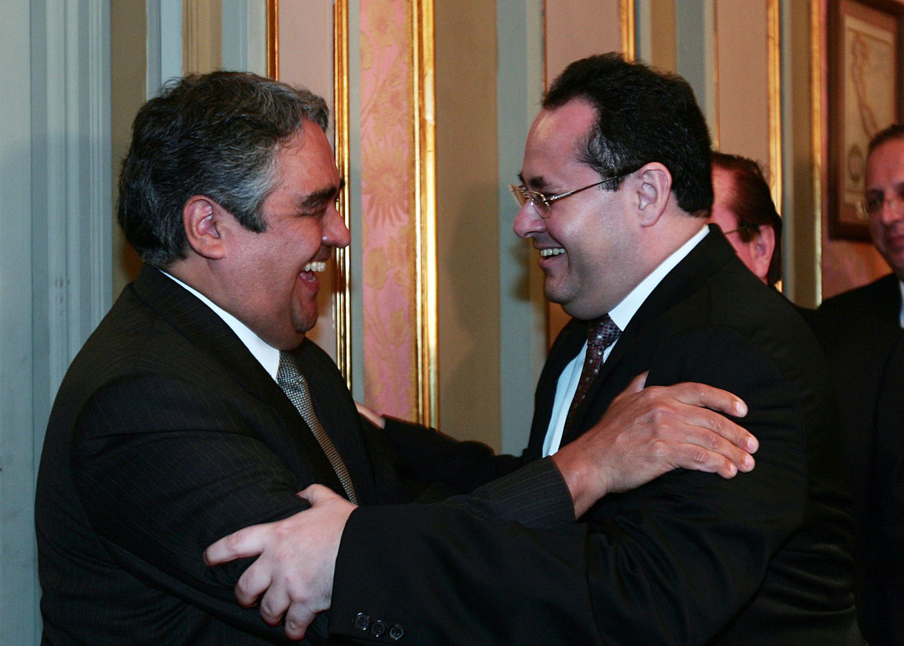 El nuevo Ministro de Economia Luis Miguel Valdivieso, saluda a Luis Carranza ministro saliente. Foto: ANDINA/ Dante Zegarra.