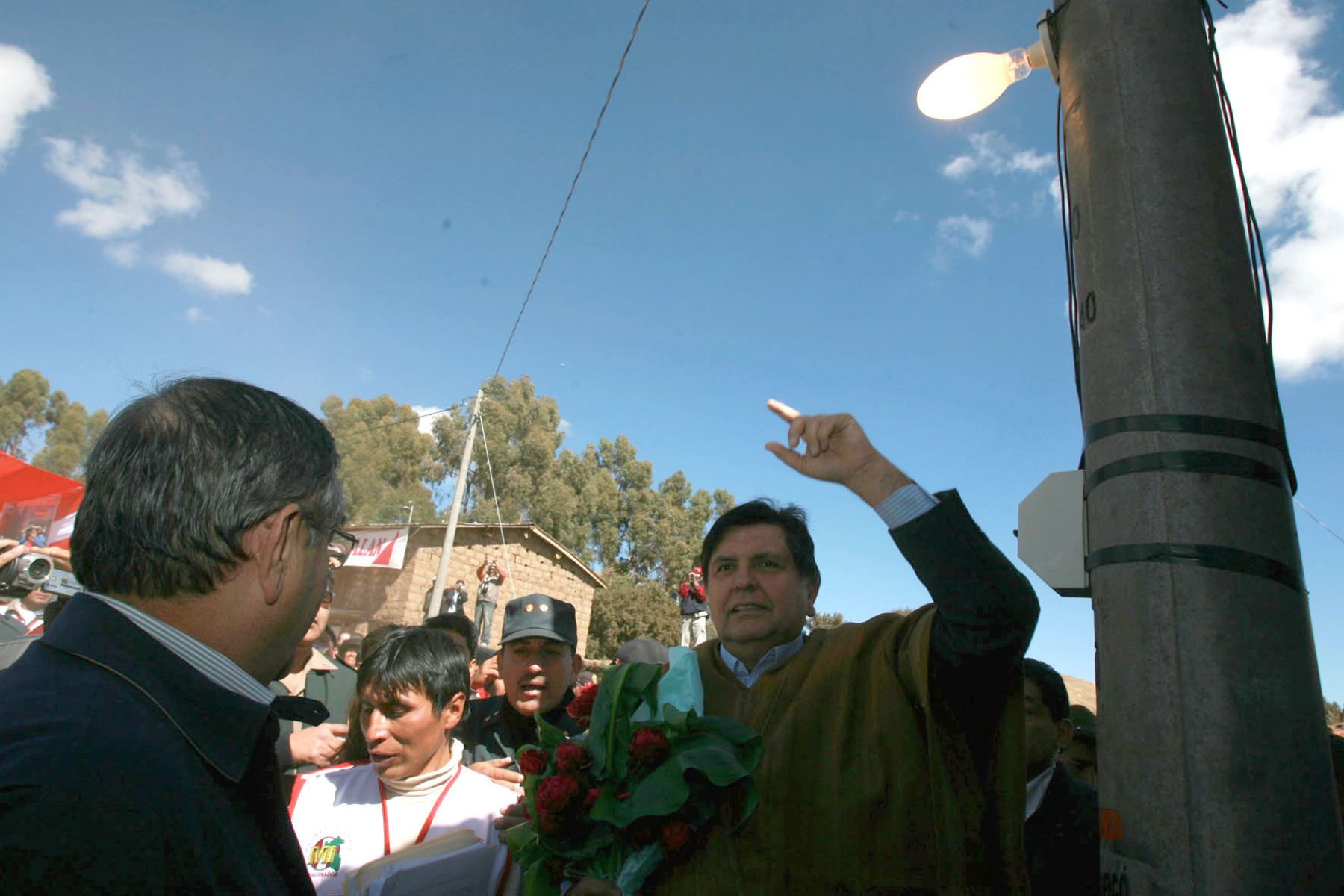 El jefe de Estado, Alan García, inauguró el Sistema de Electrificación Rural Cangallo IV Etapa, en la provincia de Vilcashuamán, Región Ayacucho. Foto: Sepres/ Oscar Farje